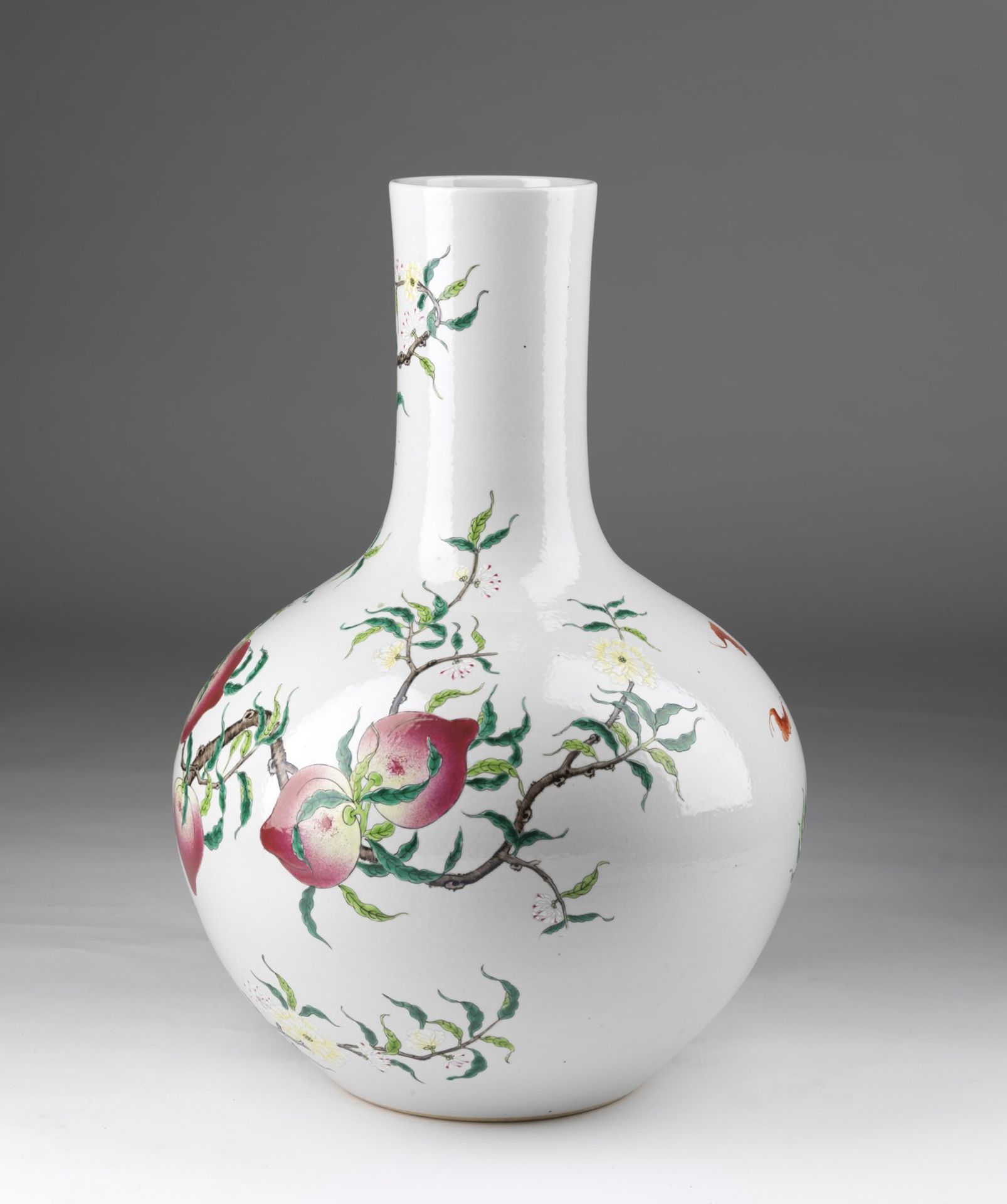 Arte Cinese A monumental tianqiuping vase in white porcelain decorated with peaches and flowers and - Bild 2 aus 4