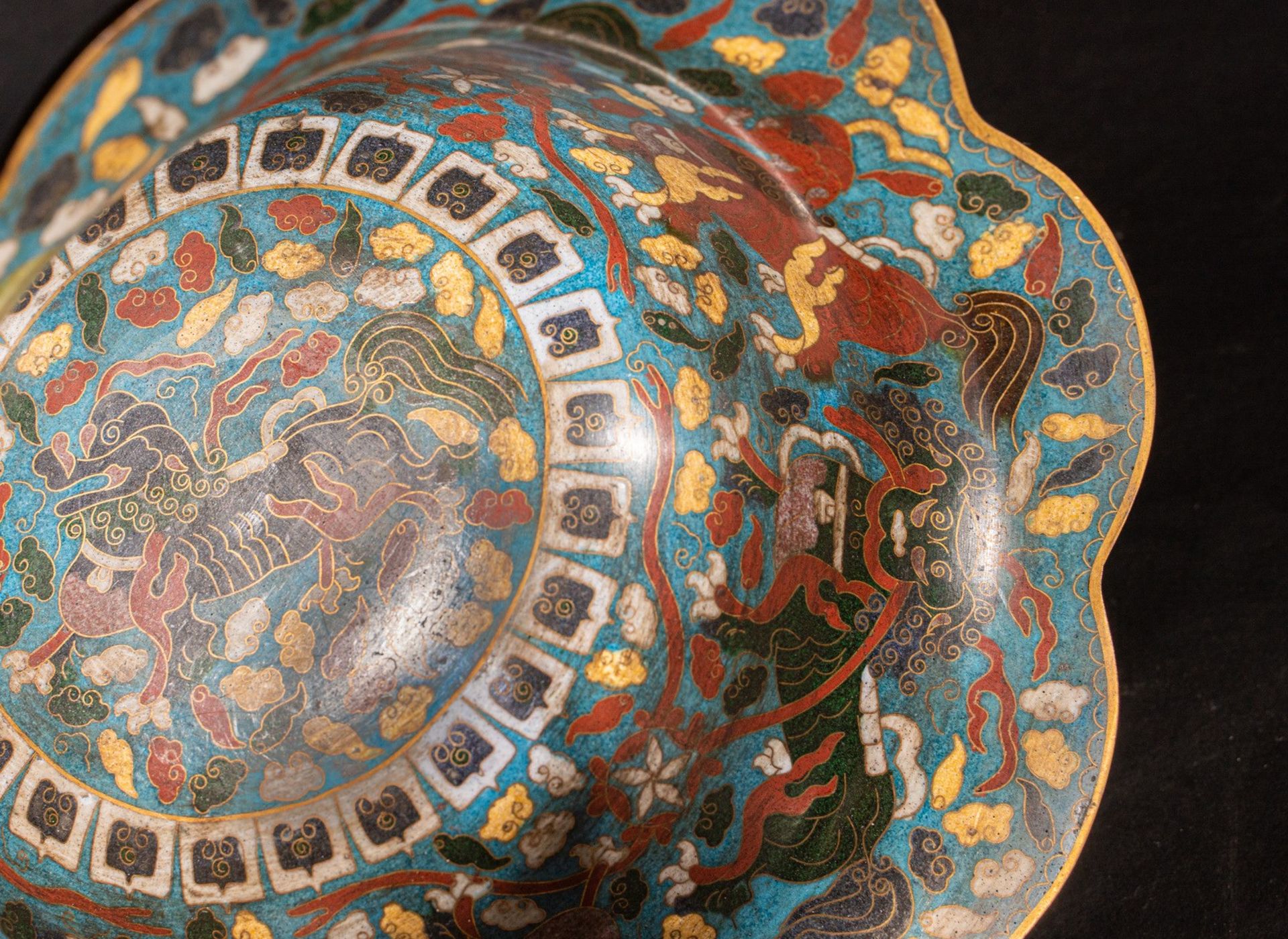 Arte Cinese A Ming style cloisonné bowl bearing a Qianlong four character mark at the base China, Q - Image 3 of 4