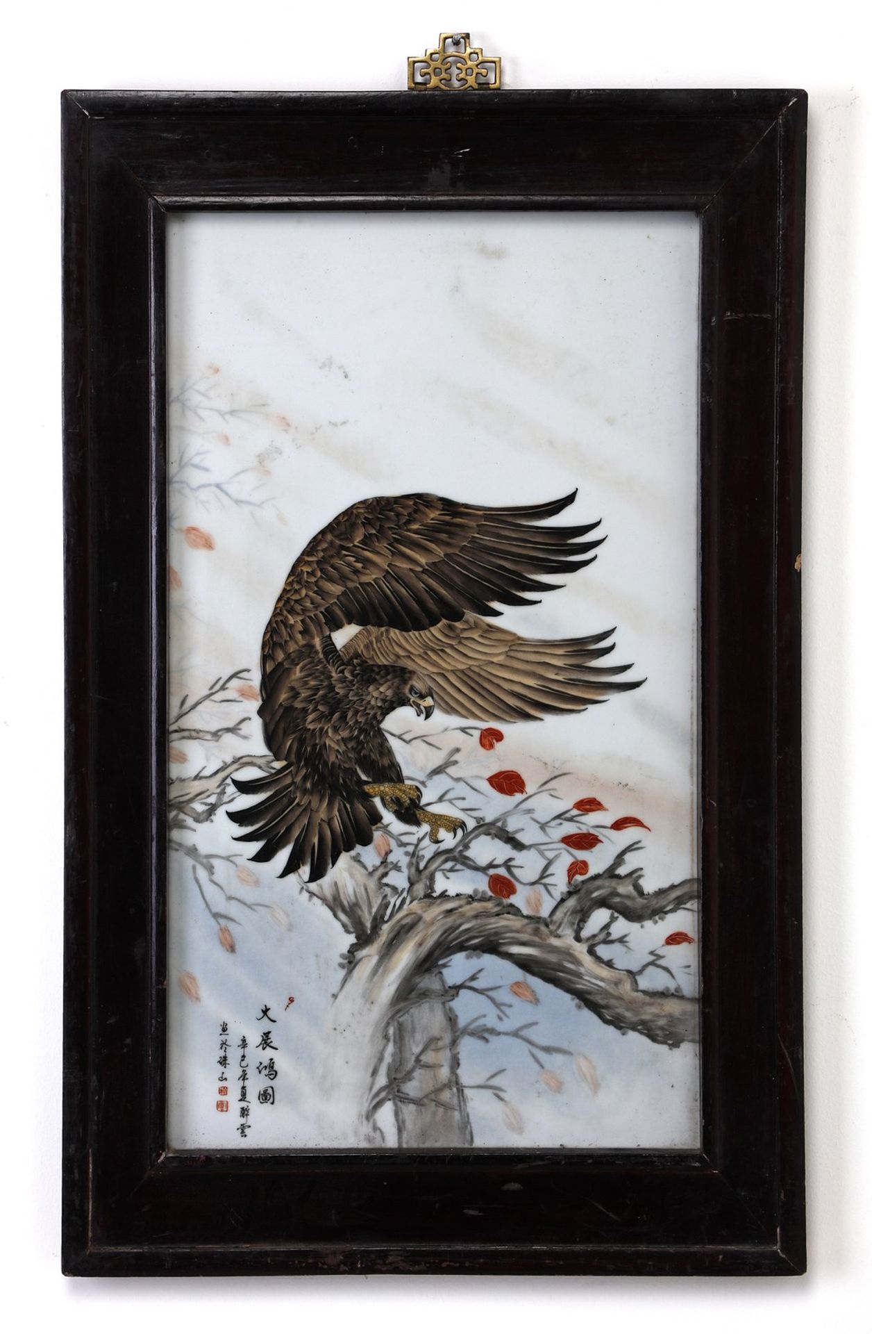 Arte Cinese An enameled porcelain plaque depicting an eagle China, early 20th century .