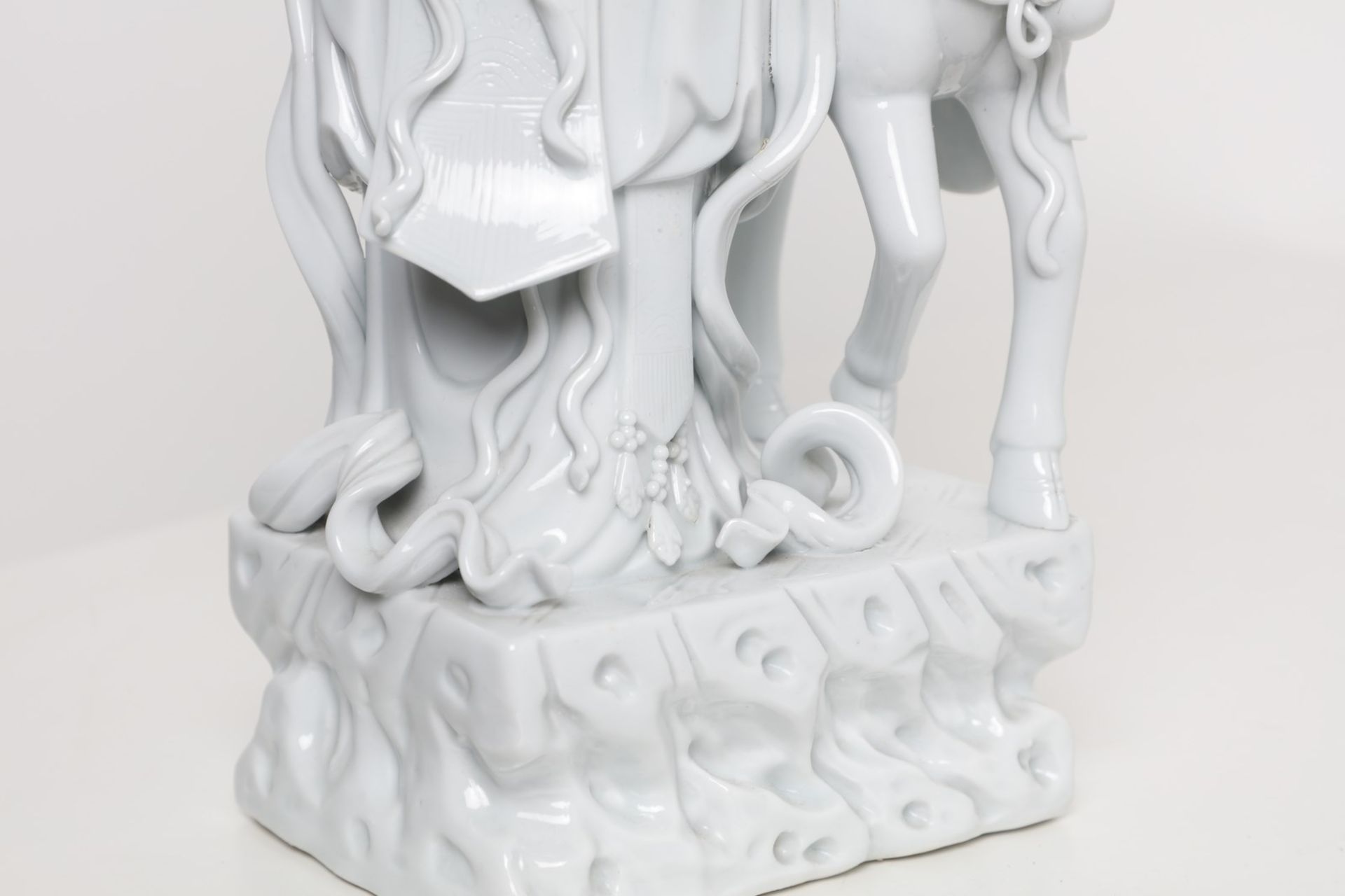 Arte Cinese A Blanc de Chine porcelain figure of standing Guanyin flanked by a deerChina, 19th cent - Bild 6 aus 7