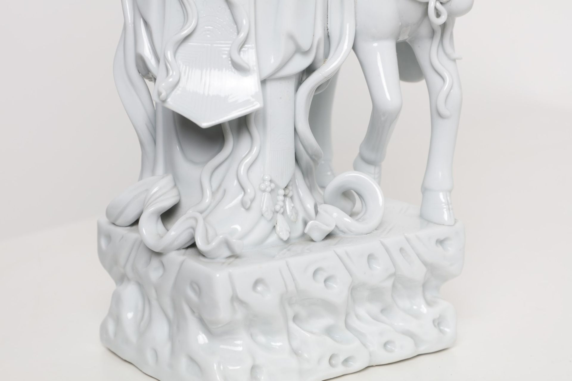 Arte Cinese A Blanc de Chine porcelain figure of standing Guanyin flanked by a deerChina, 19th cent - Image 6 of 7