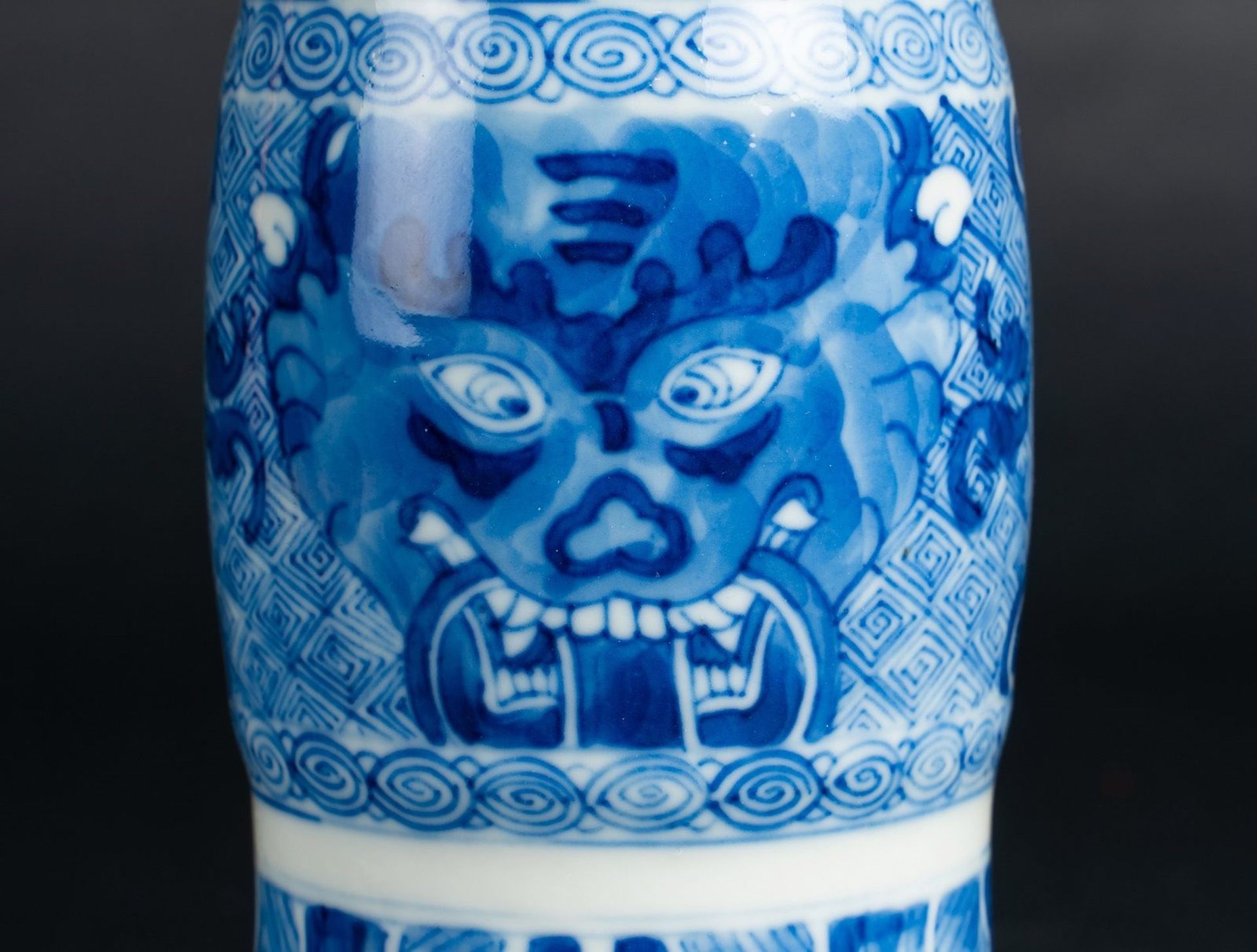 Arte Cinese A trumphet blue and white porcelain vase bearing a double circle mark at the base China - Bild 2 aus 5