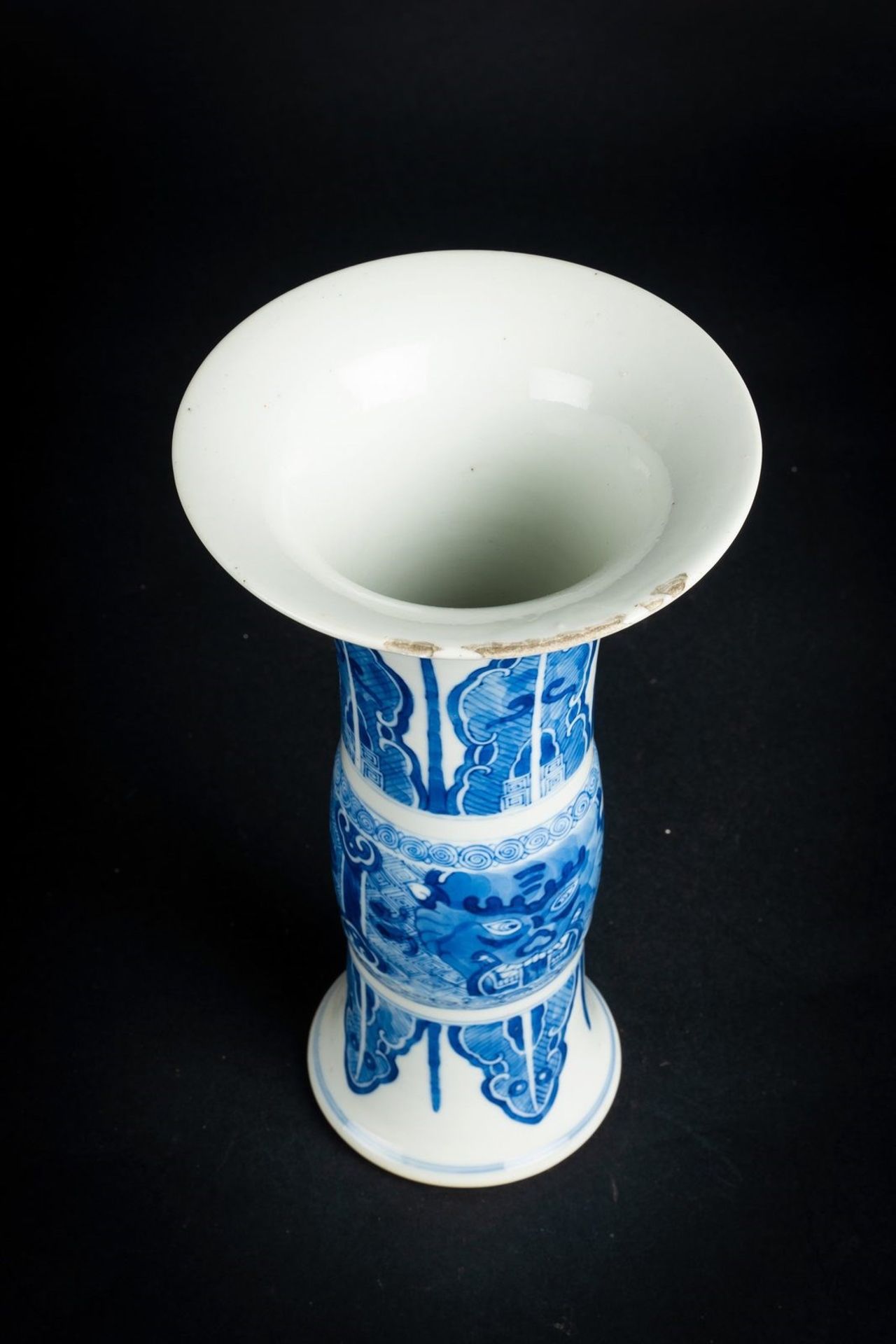 Arte Cinese A trumphet blue and white porcelain vase bearing a double circle mark at the base China - Bild 4 aus 5