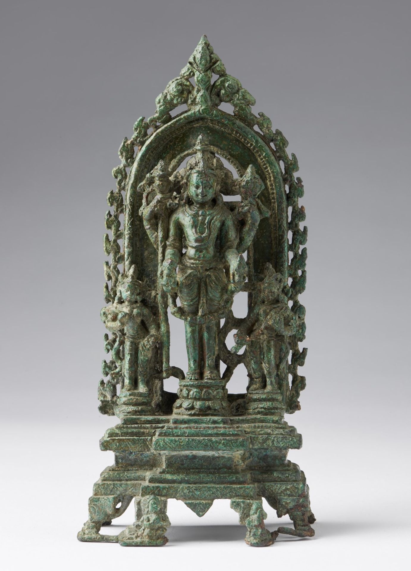 Arte Indiana A bronze figure of Vishnu North Eastern India, Pala period, 11th century .