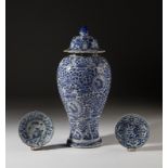 Arte Cinese A blue and white porcelain vase and two dishes China, Qing dynasty, Kangxi period, 17th