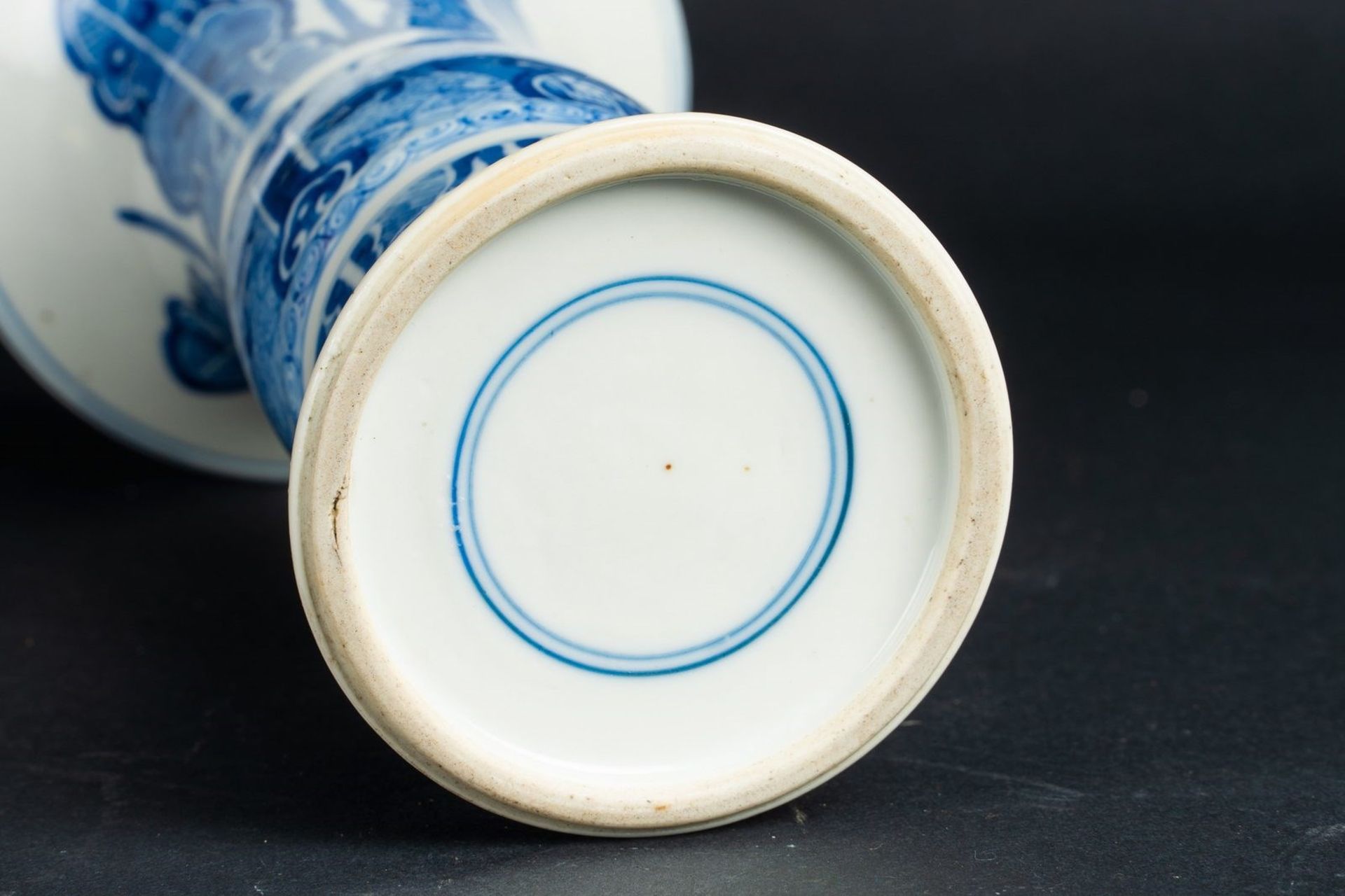 Arte Cinese A trumphet blue and white porcelain vase bearing a double circle mark at the base China - Bild 5 aus 5