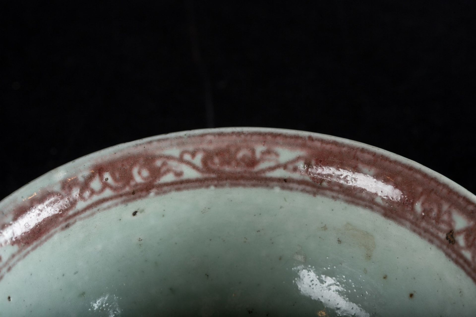 Arte Cinese A red iron porcelain bowl painted with floral motifs China, 20th century or earlier . - Image 3 of 4