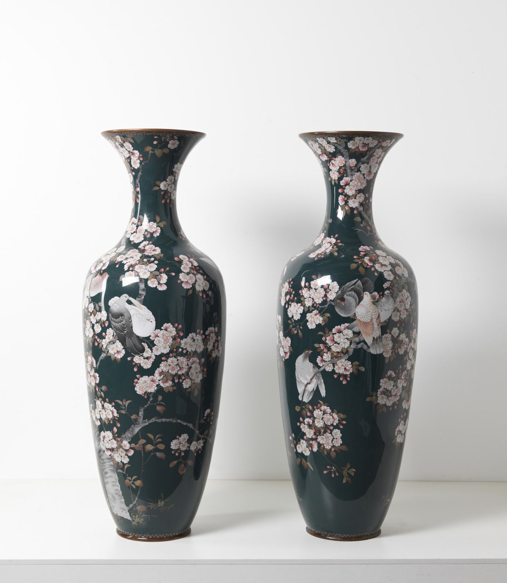 ARTE GIAPPONESE A pair of monumental cloisonnè vases Japan, Meiji/Taisho period, 19th-20th century - Image 2 of 5