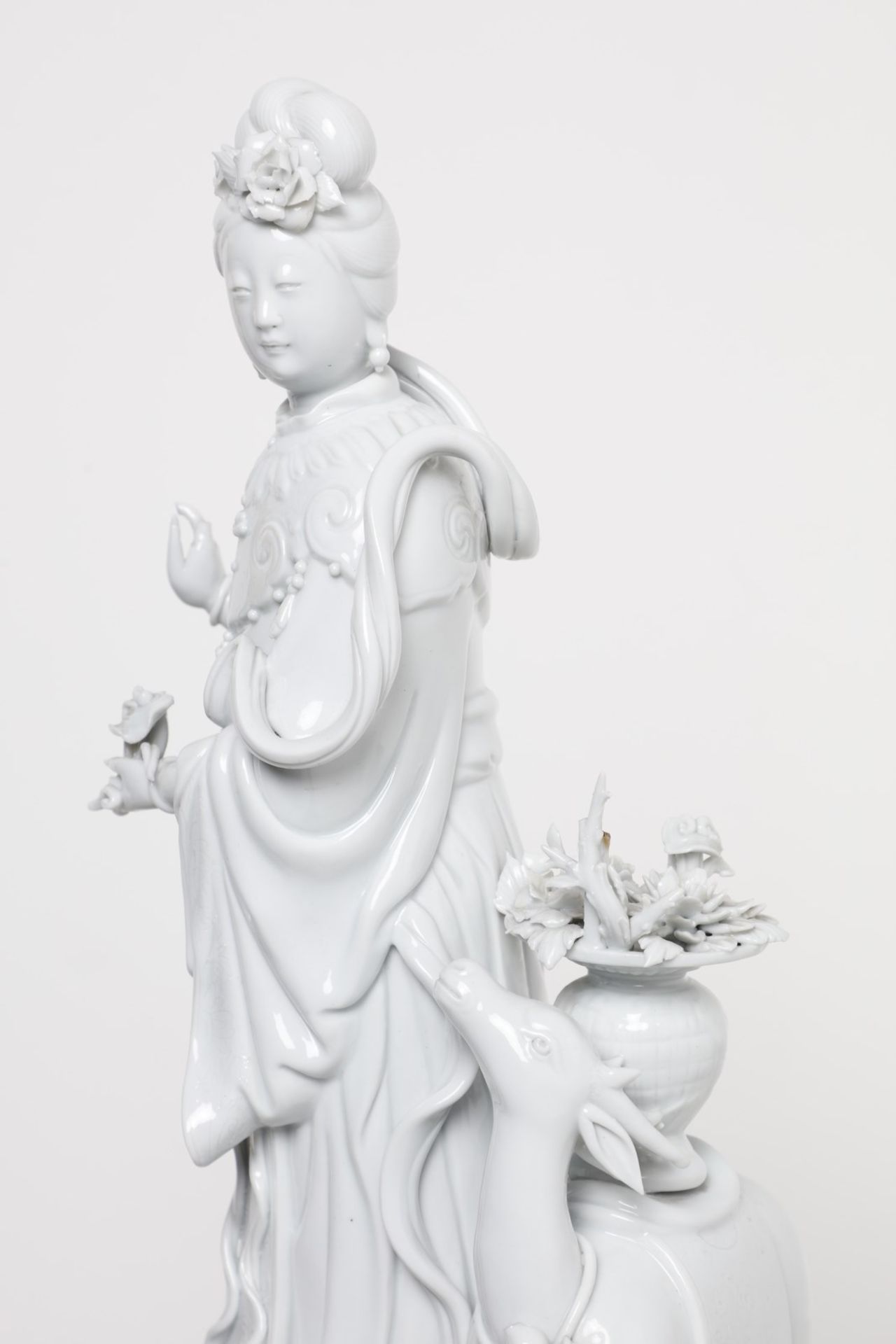 Arte Cinese A Blanc de Chine porcelain figure of standing Guanyin flanked by a deerChina, 19th cent - Bild 4 aus 7