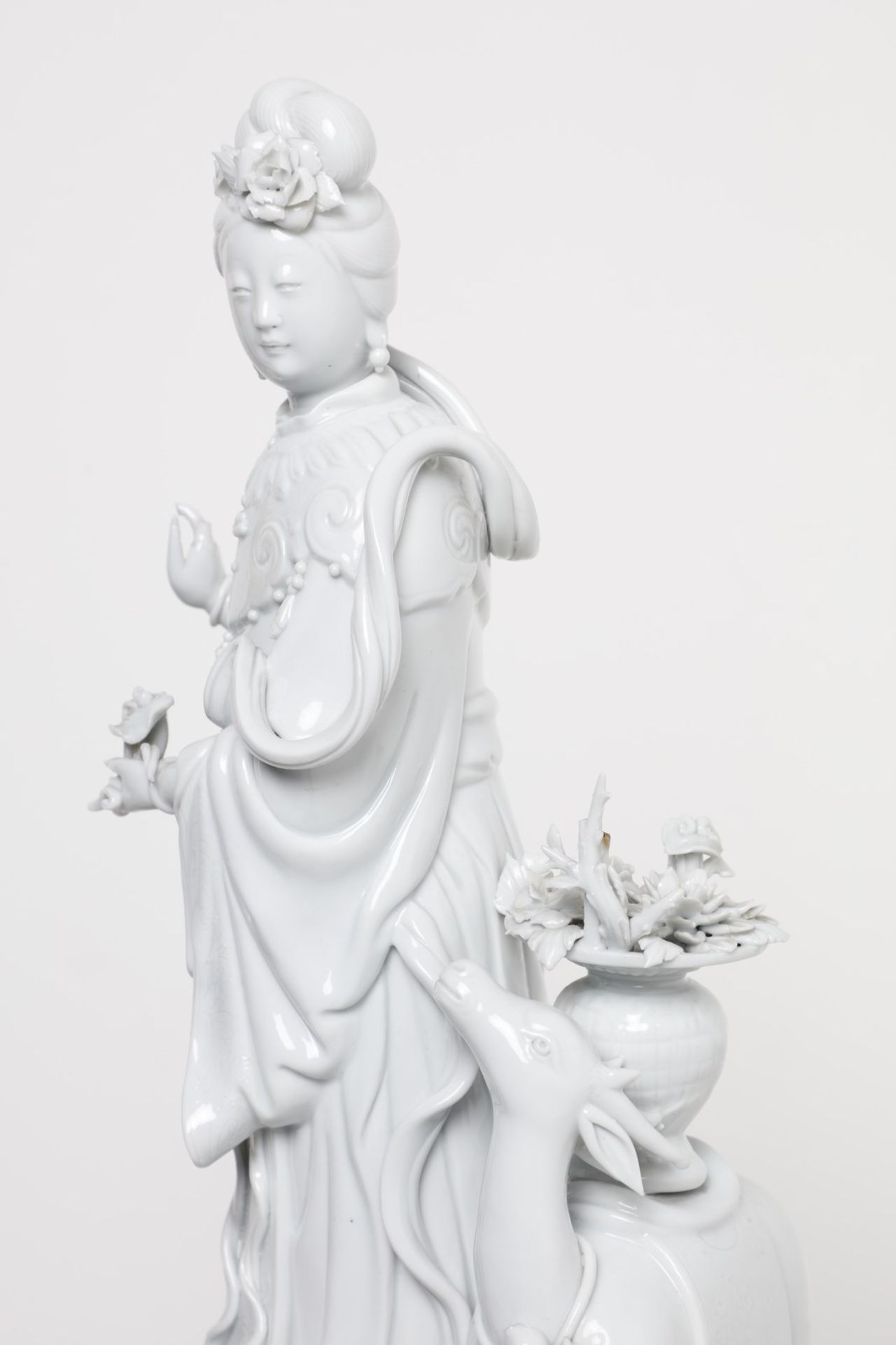 Arte Cinese A Blanc de Chine porcelain figure of standing Guanyin flanked by a deerChina, 19th cent - Image 4 of 7