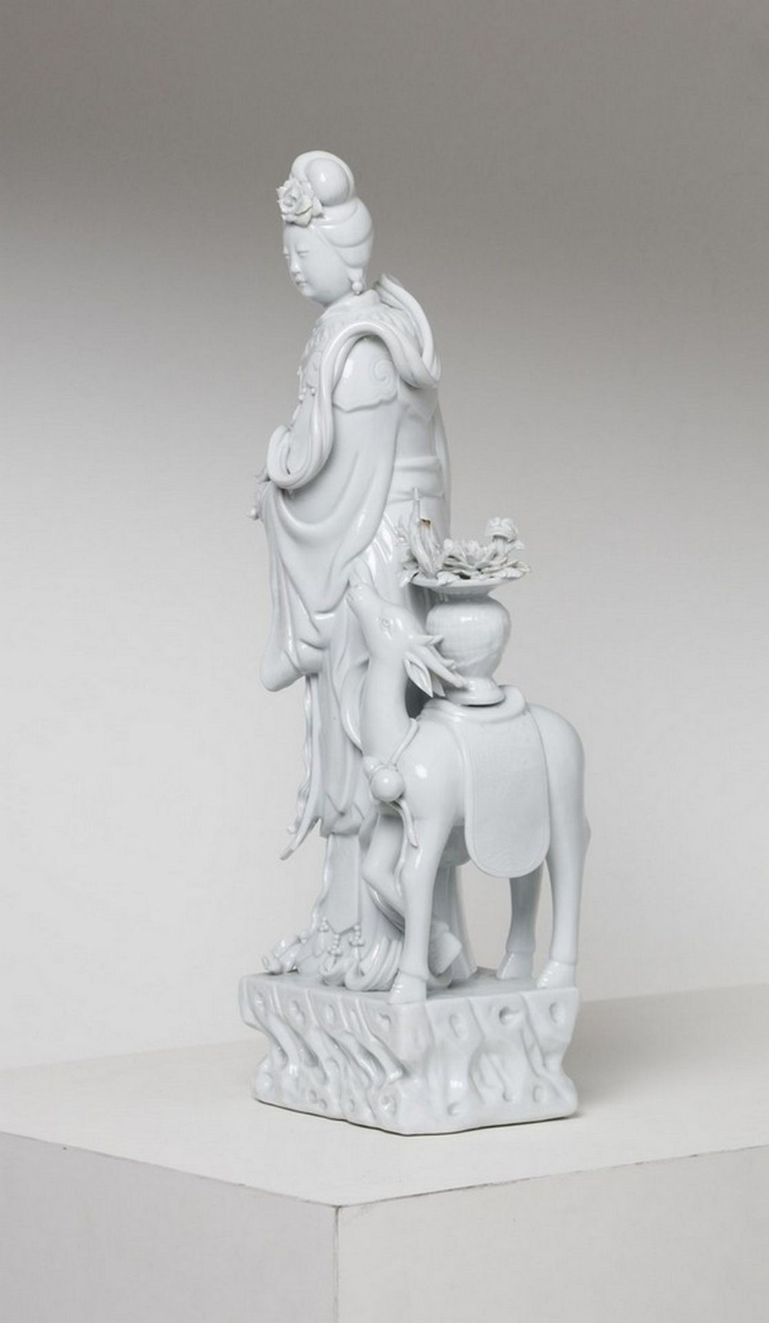 Arte Cinese A Blanc de Chine porcelain figure of standing Guanyin flanked by a deerChina, 19th cent - Bild 3 aus 7
