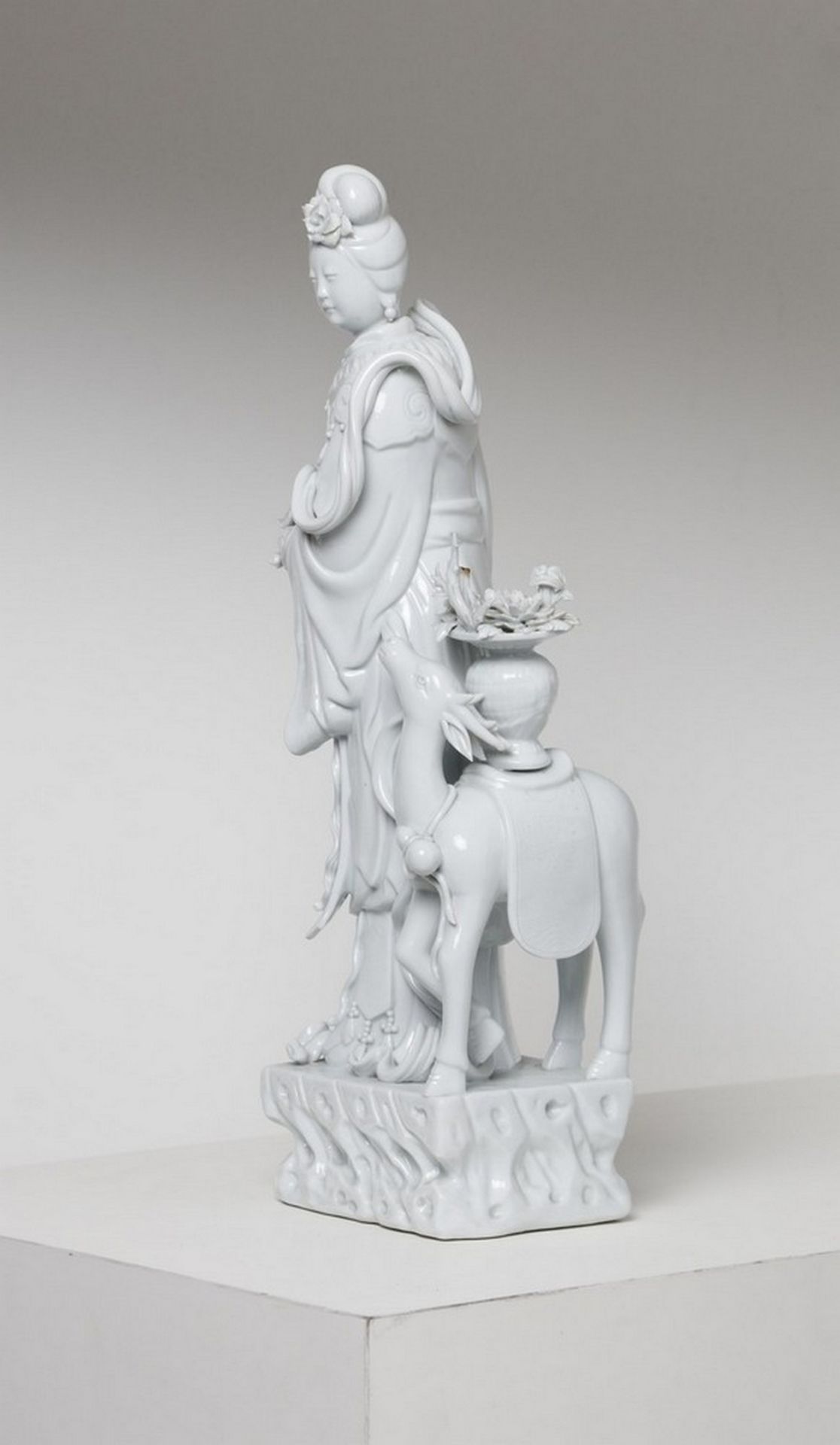 Arte Cinese A Blanc de Chine porcelain figure of standing Guanyin flanked by a deerChina, 19th cent - Image 3 of 7