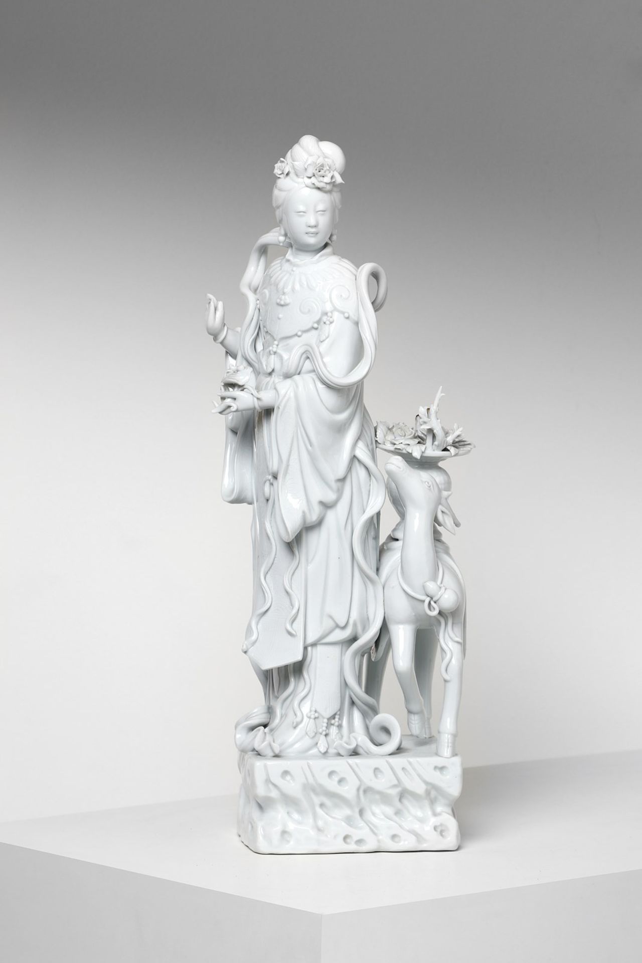 Arte Cinese A Blanc de Chine porcelain figure of standing Guanyin flanked by a deerChina, 19th cent