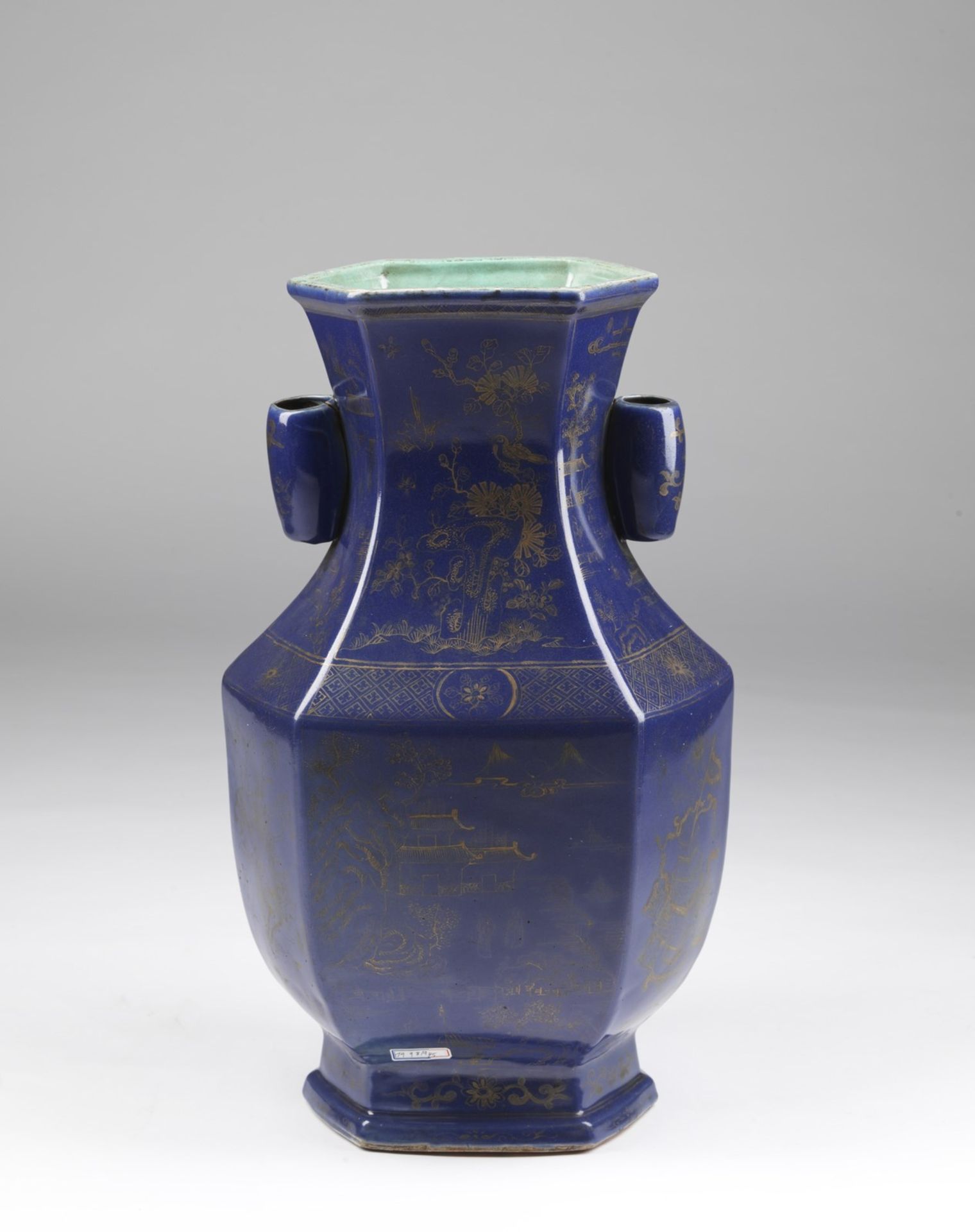 Arte Cinese A monumental powder blue and gilded porcelain arrow vase (thouhu) bearing a Qing seal