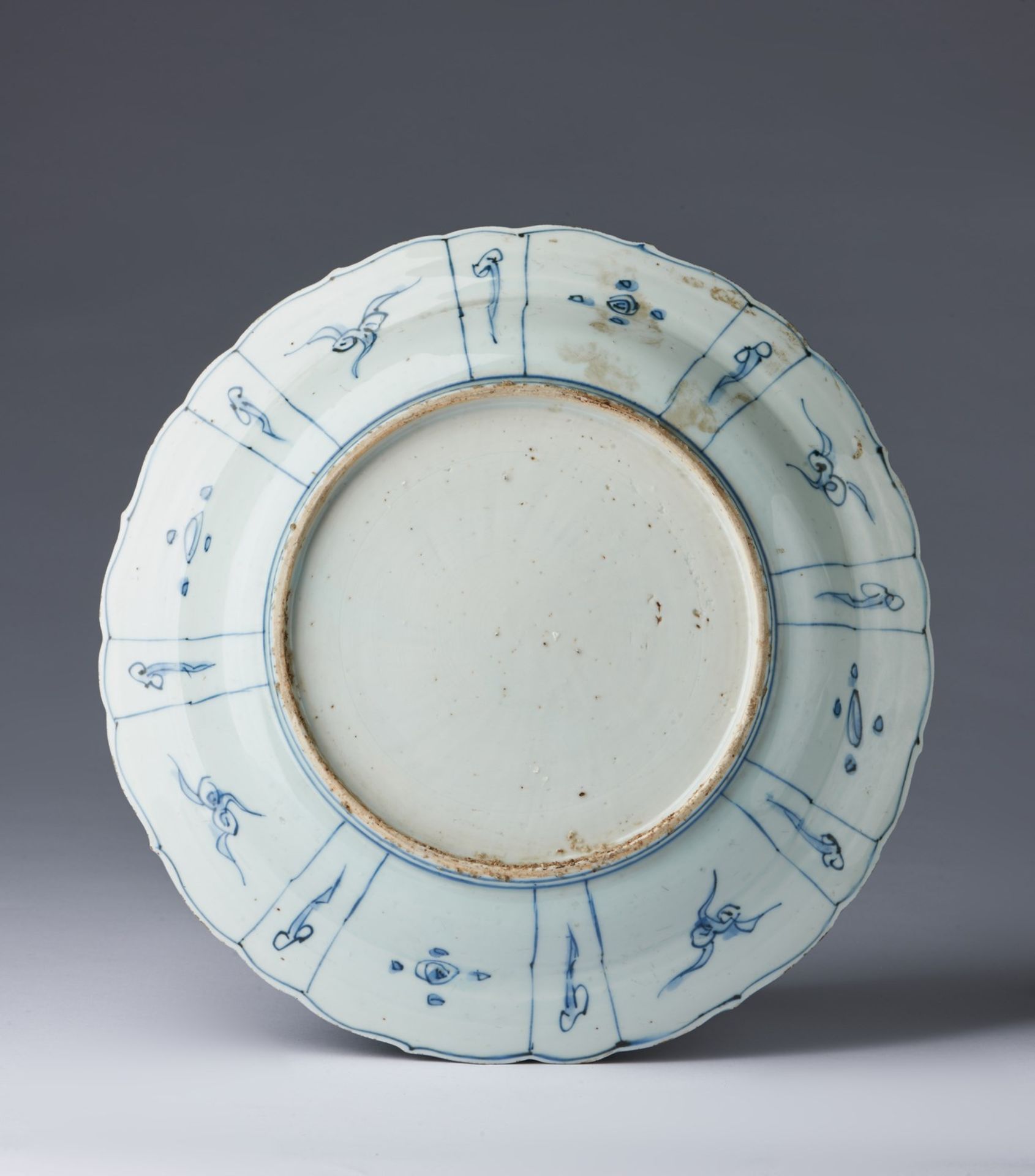 Arte Cinese A fine export blue and white porcelain dishChina, Ming dynasty, Wanli period, 16th cent - Image 2 of 2