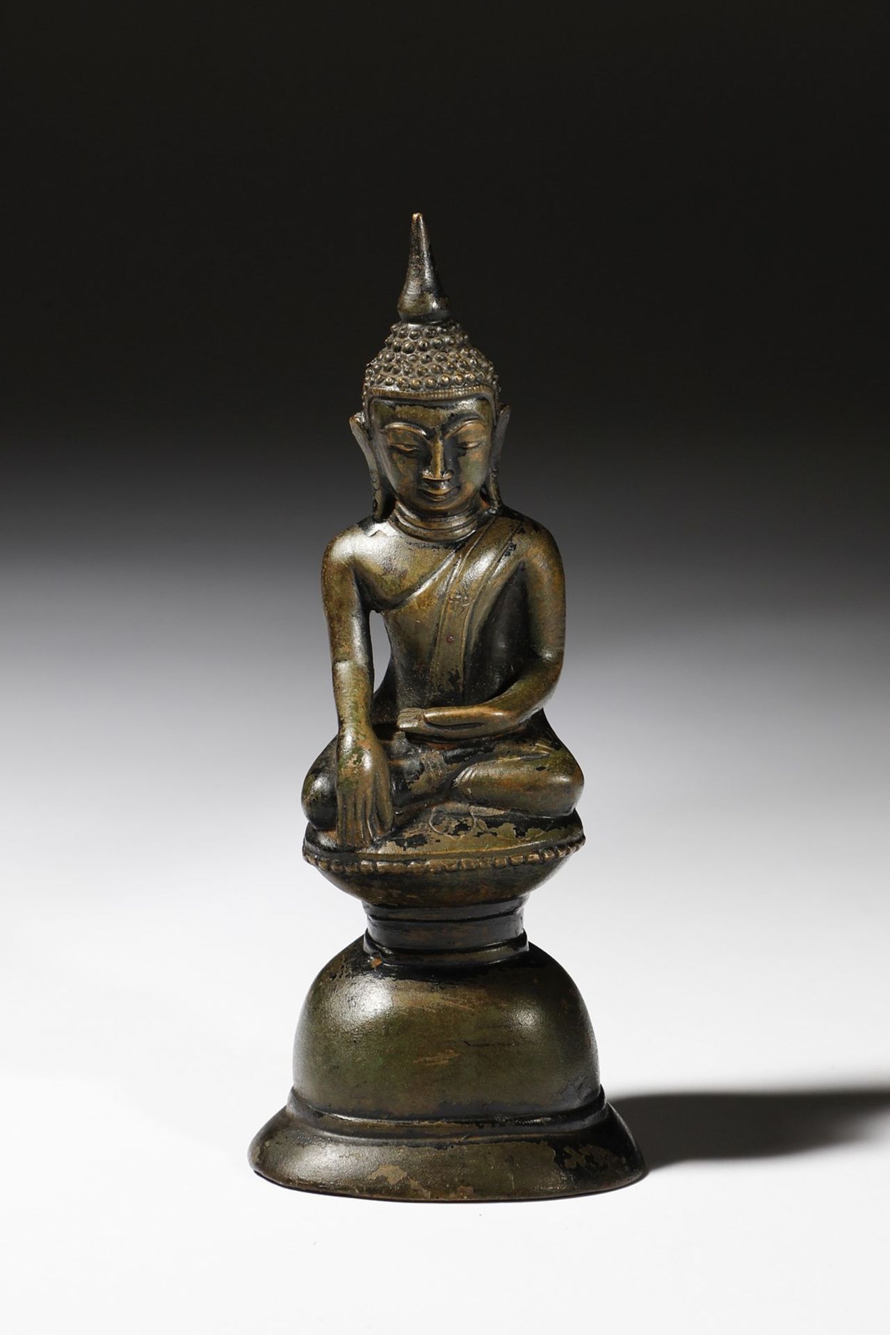 Arte Sud-Est Asiatico A bronze figure of Buddha Burma, 17th century .