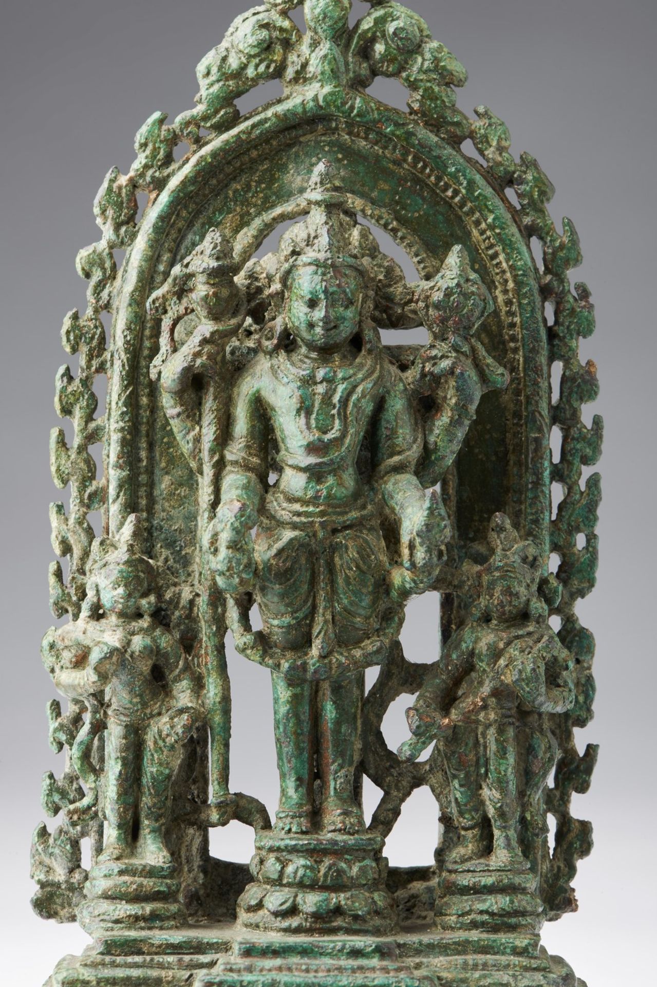 Arte Indiana A bronze figure of Vishnu North Eastern India, Pala period, 11th century . - Bild 4 aus 5