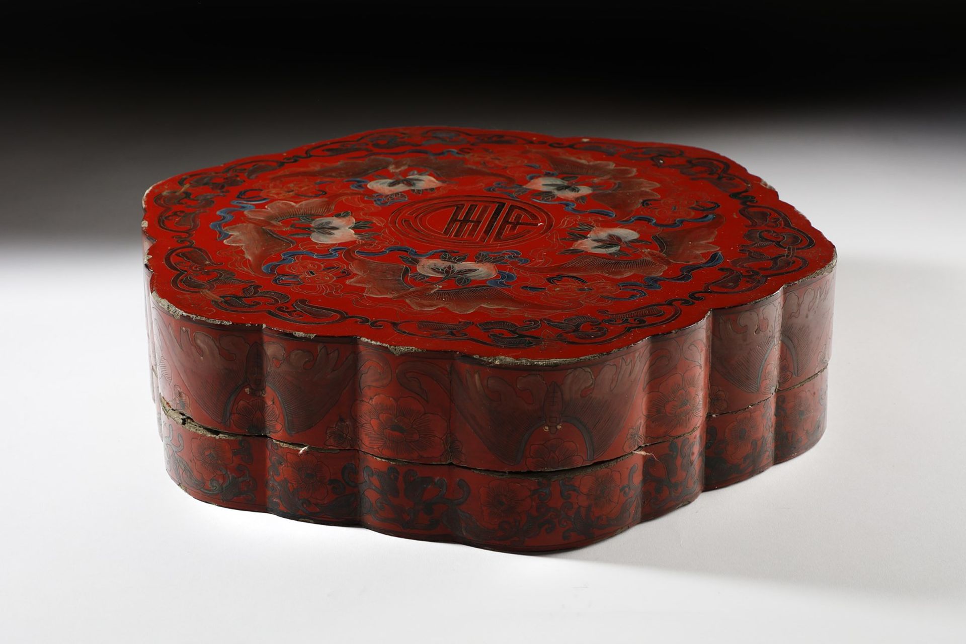 Arte Cinese A lobed edges Coromandel lacquered boxChina, Qing dynasty, 19th century .