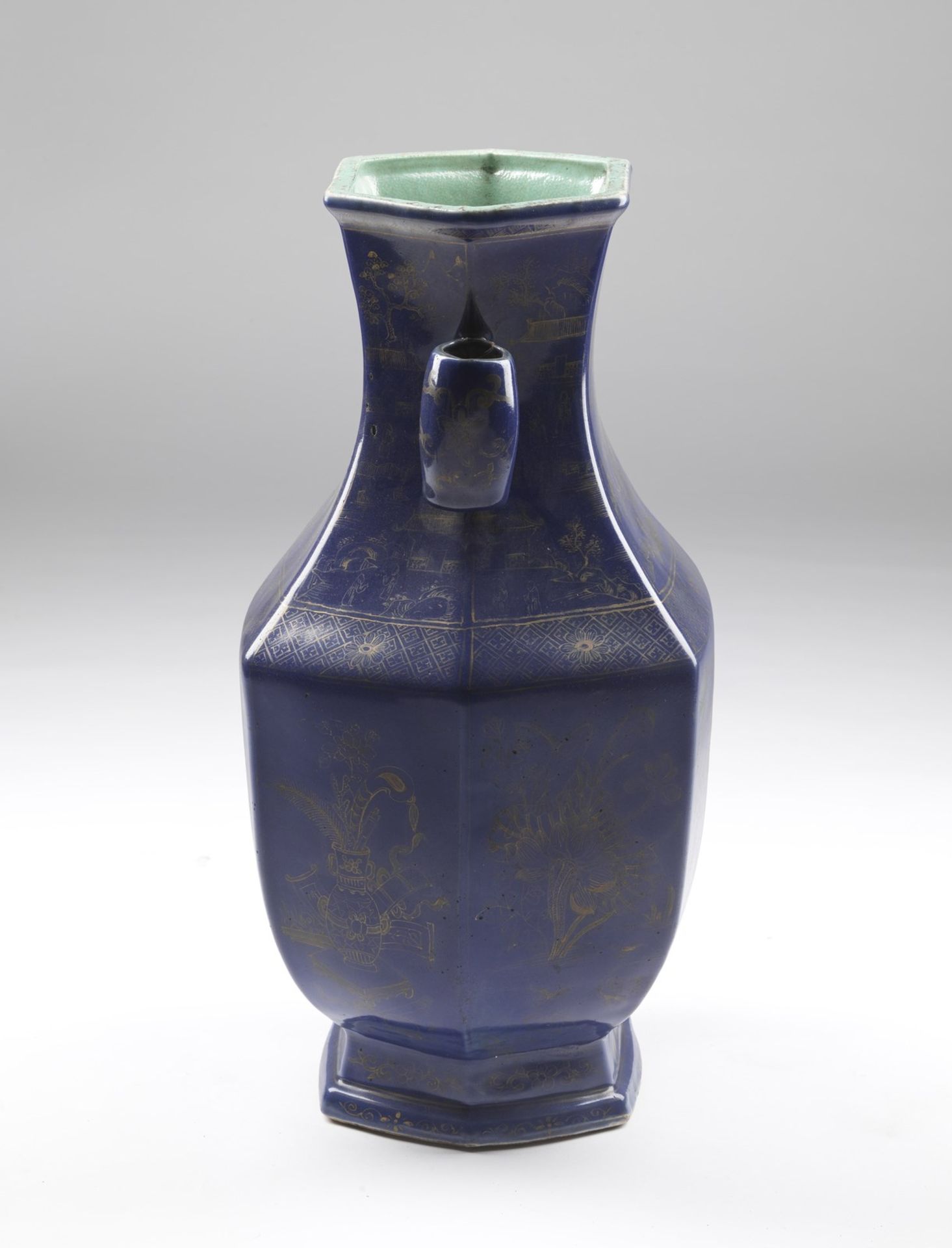 Arte Cinese A monumental powder blue and gilded porcelain arrow vase (thouhu) bearing a Qing seal - Image 4 of 5