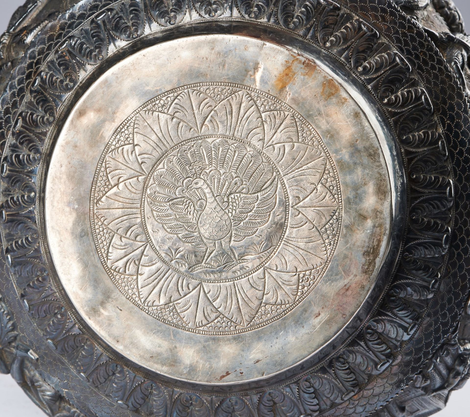 Arte Sud-Est Asiatico A large silver embossed basin decorated with battle scenes Burma, 19th centur - Image 5 of 5