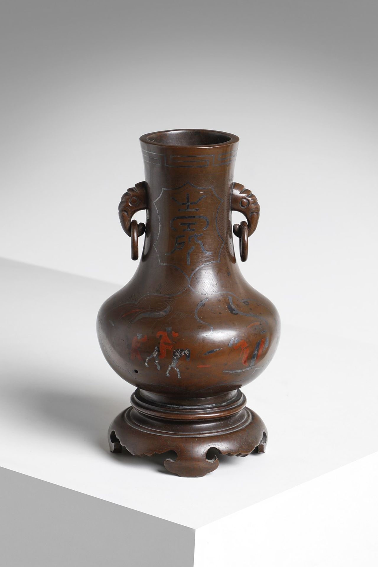 ARTE GIAPPONESE A bronze vase decorated with silver and copper inlays Japan, 19th century .