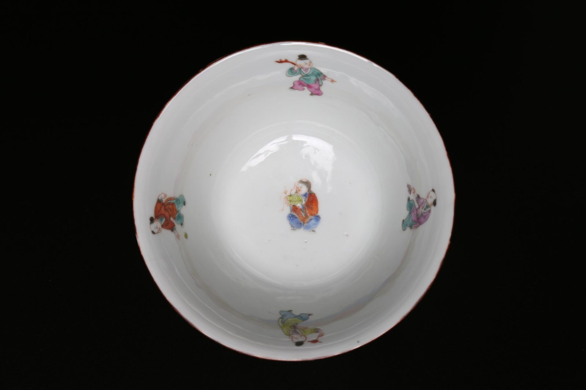 Arte Cinese A porcelain cup with famille rose decoration of ladies and children at play China, Qing - Bild 3 aus 4