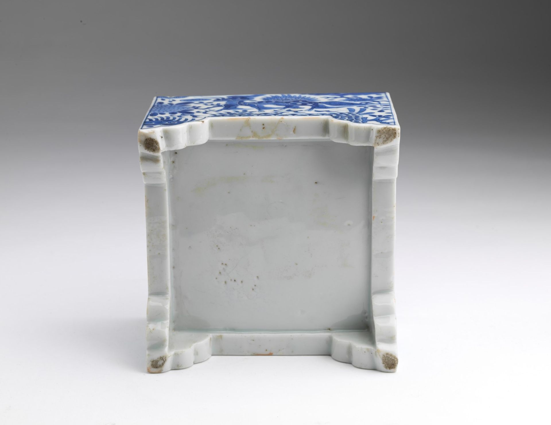 Arte Cinese A blue and white porcelain box and cover painted with phoenixes among leaves China, Qin - Image 3 of 3