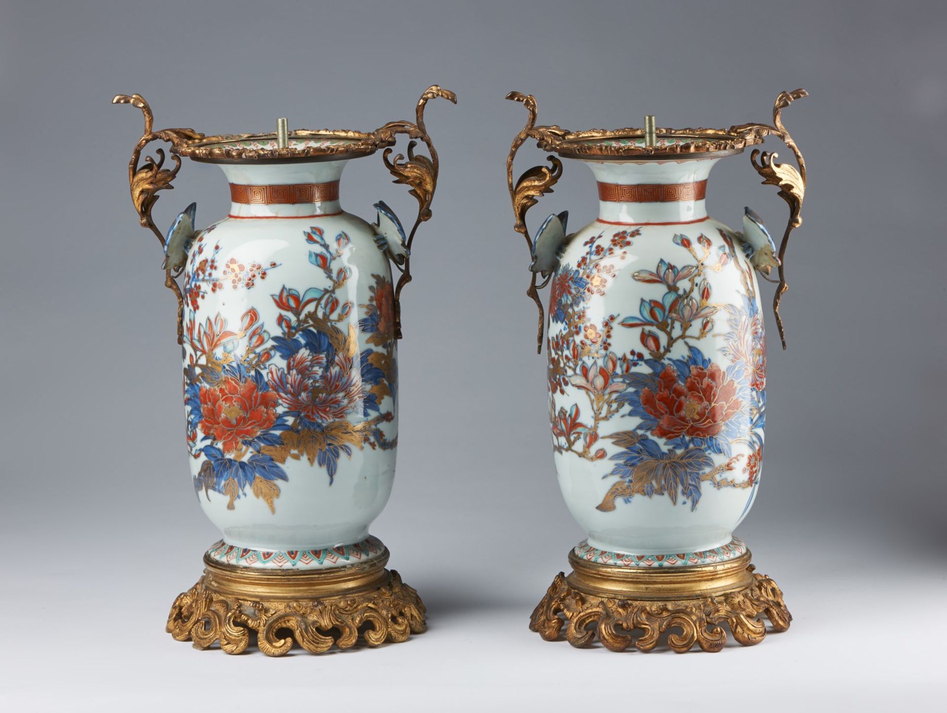 ARTE GIAPPONESE A pair of Imari pocelain vases with European bronze mount Japan, 18th-19th century
