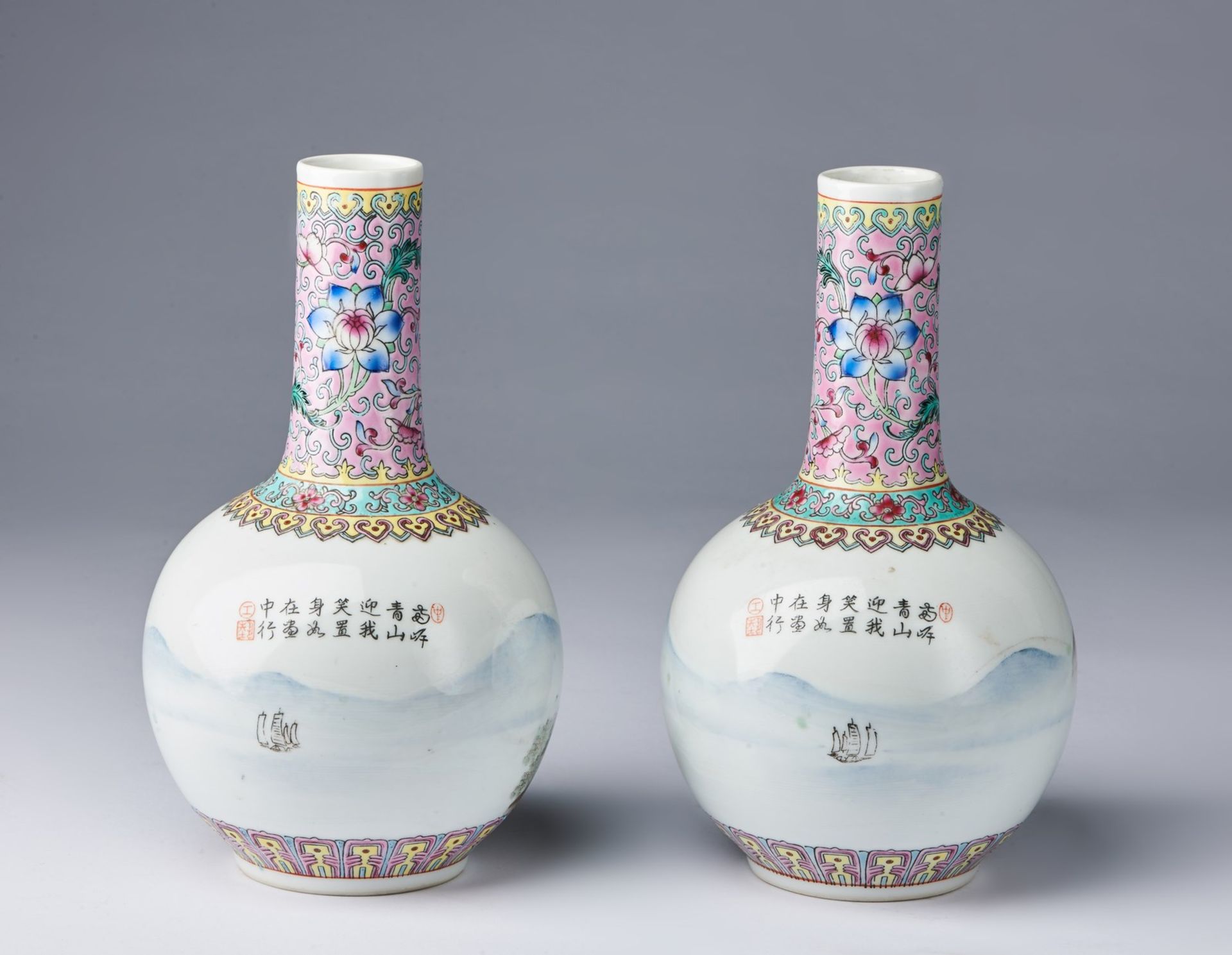 Arte Cinese A pair of famille rose porcelain tianchuping vases painted with landscape and bearing a - Bild 2 aus 3