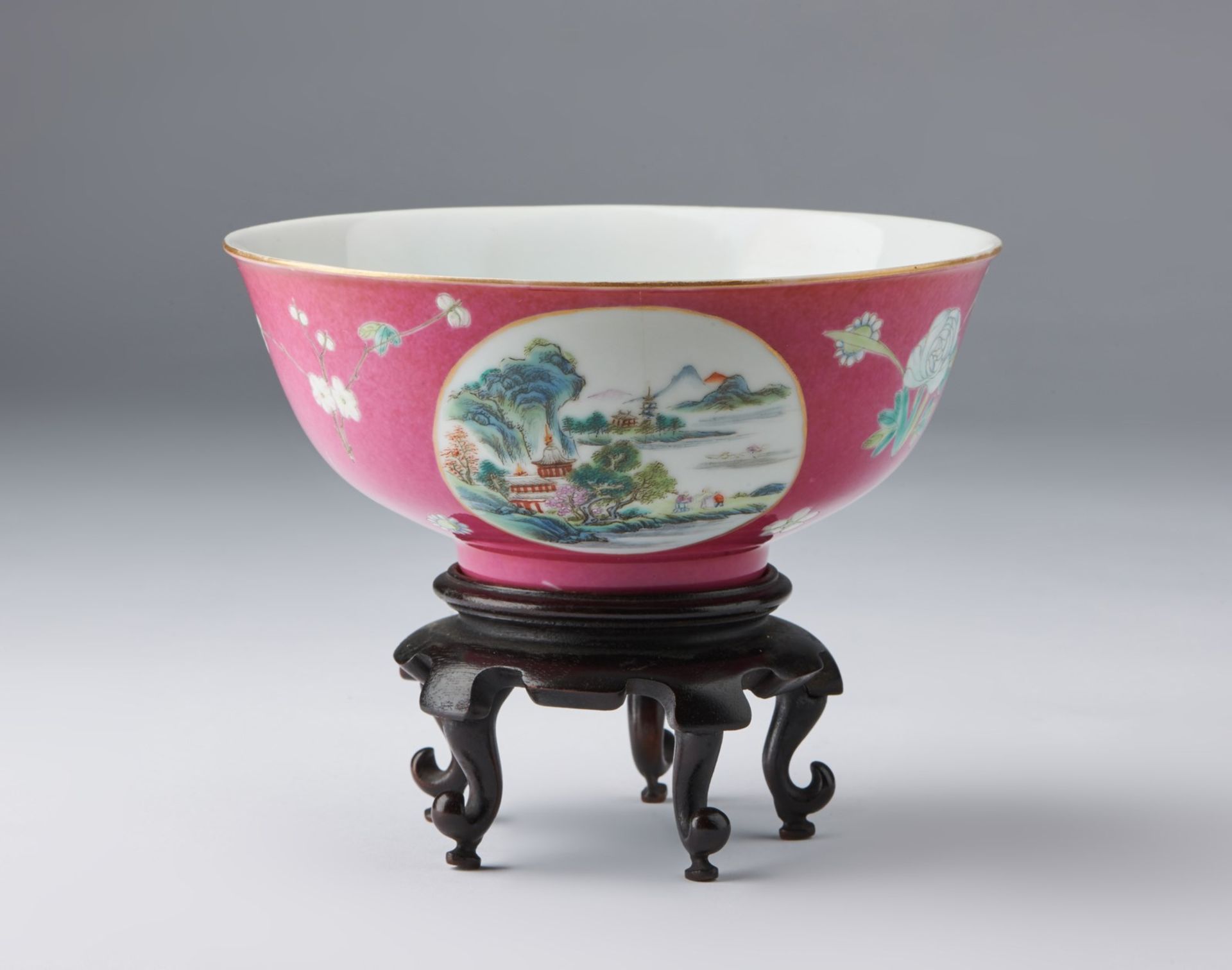 Arte Cinese A famille rose porcelain bowl painted with landscapes and bearing a Qianlong red mark a - Bild 2 aus 5