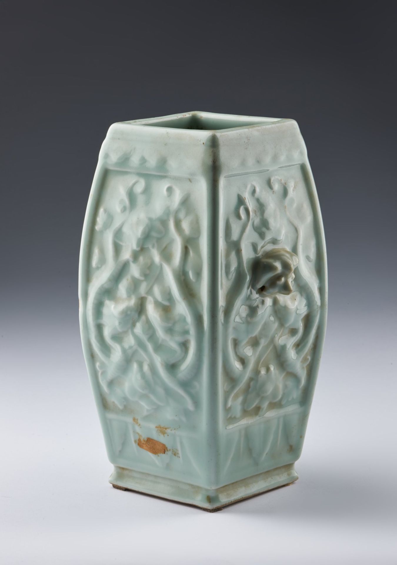 Arte Cinese A moulded celadon glazed vase bearing a Qianlong seal mark at the baseChina, Qing dynas - Bild 3 aus 4