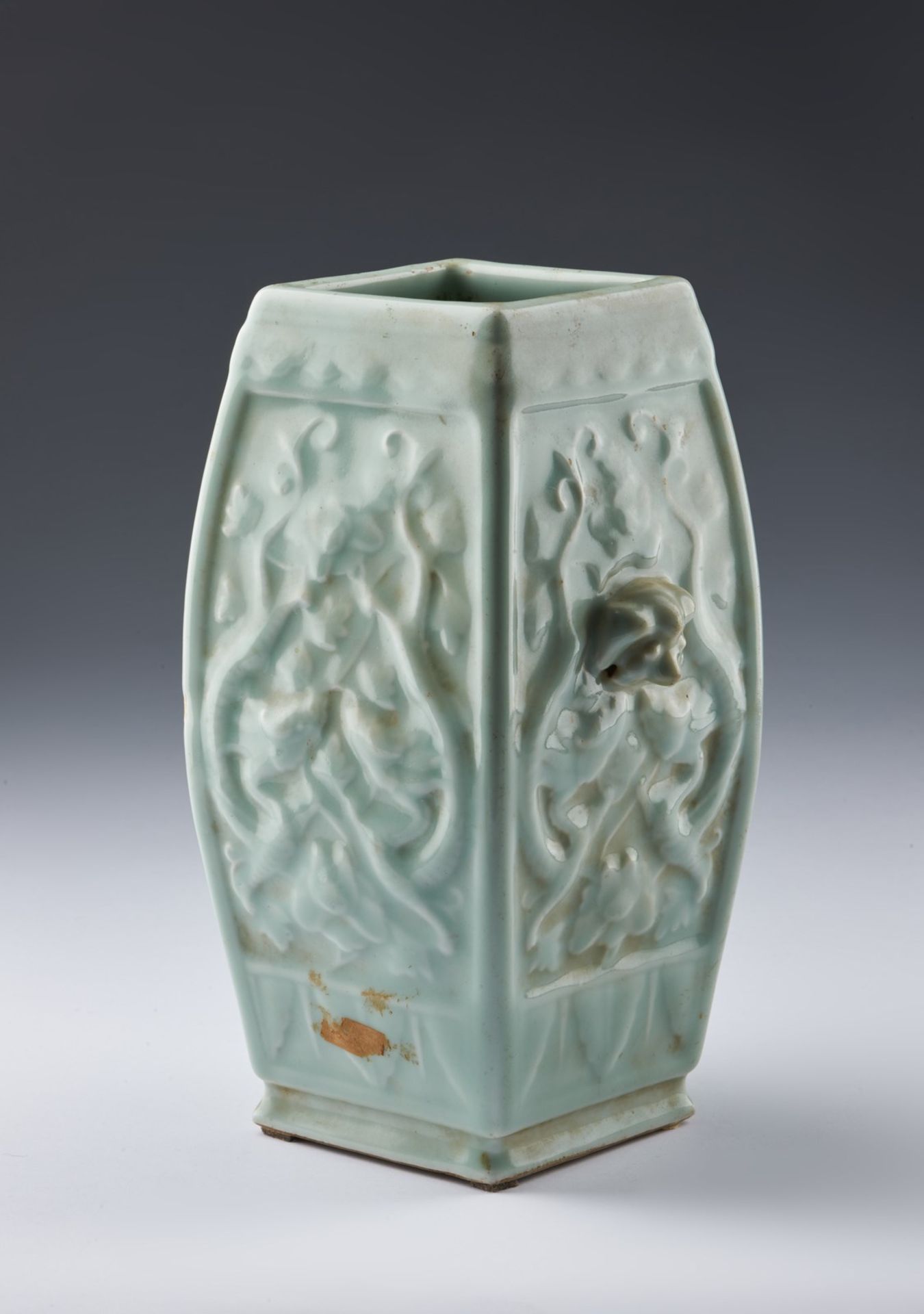 Arte Cinese A moulded celadon glazed vase bearing a Qianlong seal mark at the baseChina, Qing dynas - Image 3 of 4