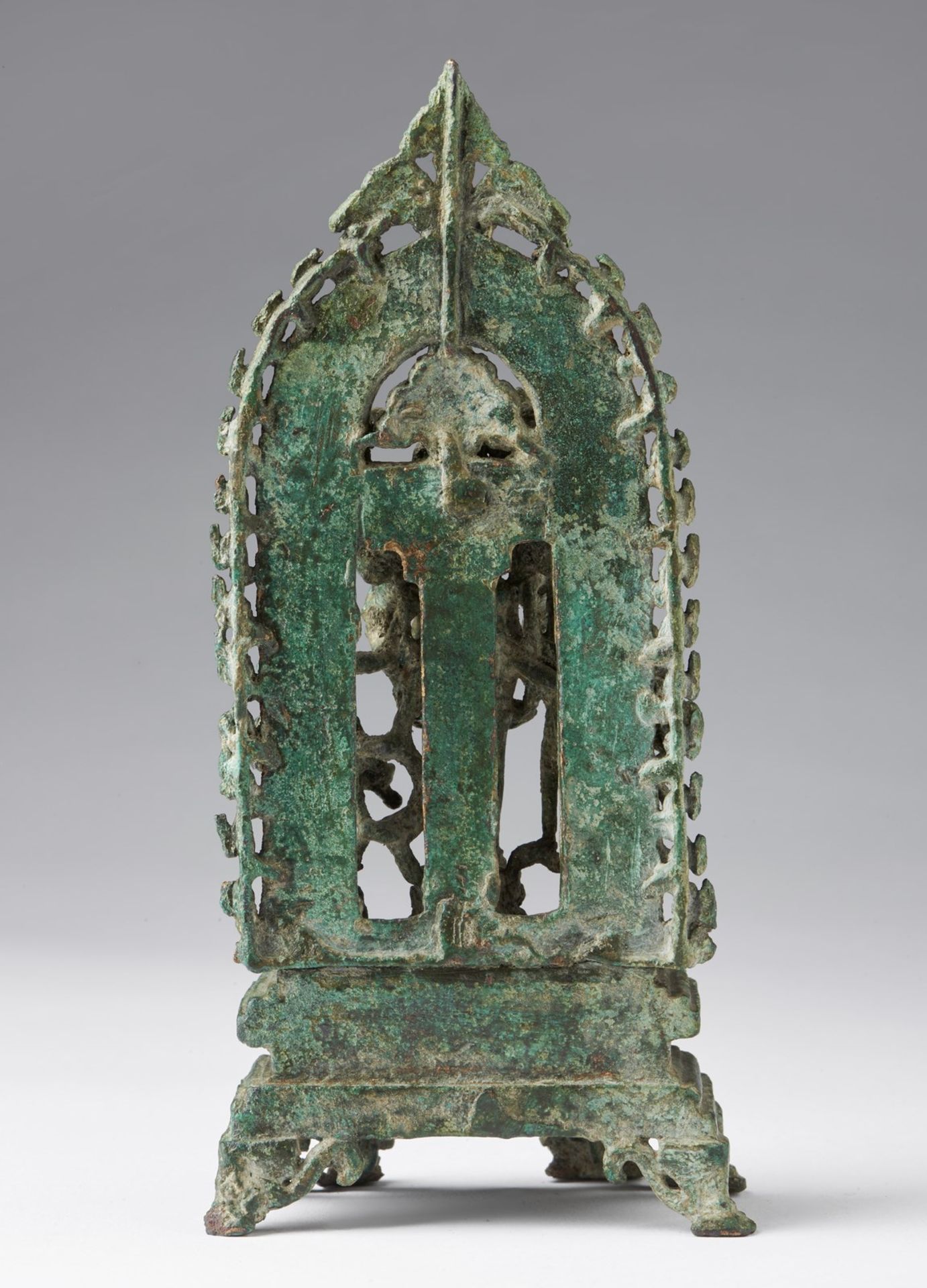 Arte Indiana A bronze figure of Vishnu North Eastern India, Pala period, 11th century . - Bild 2 aus 5