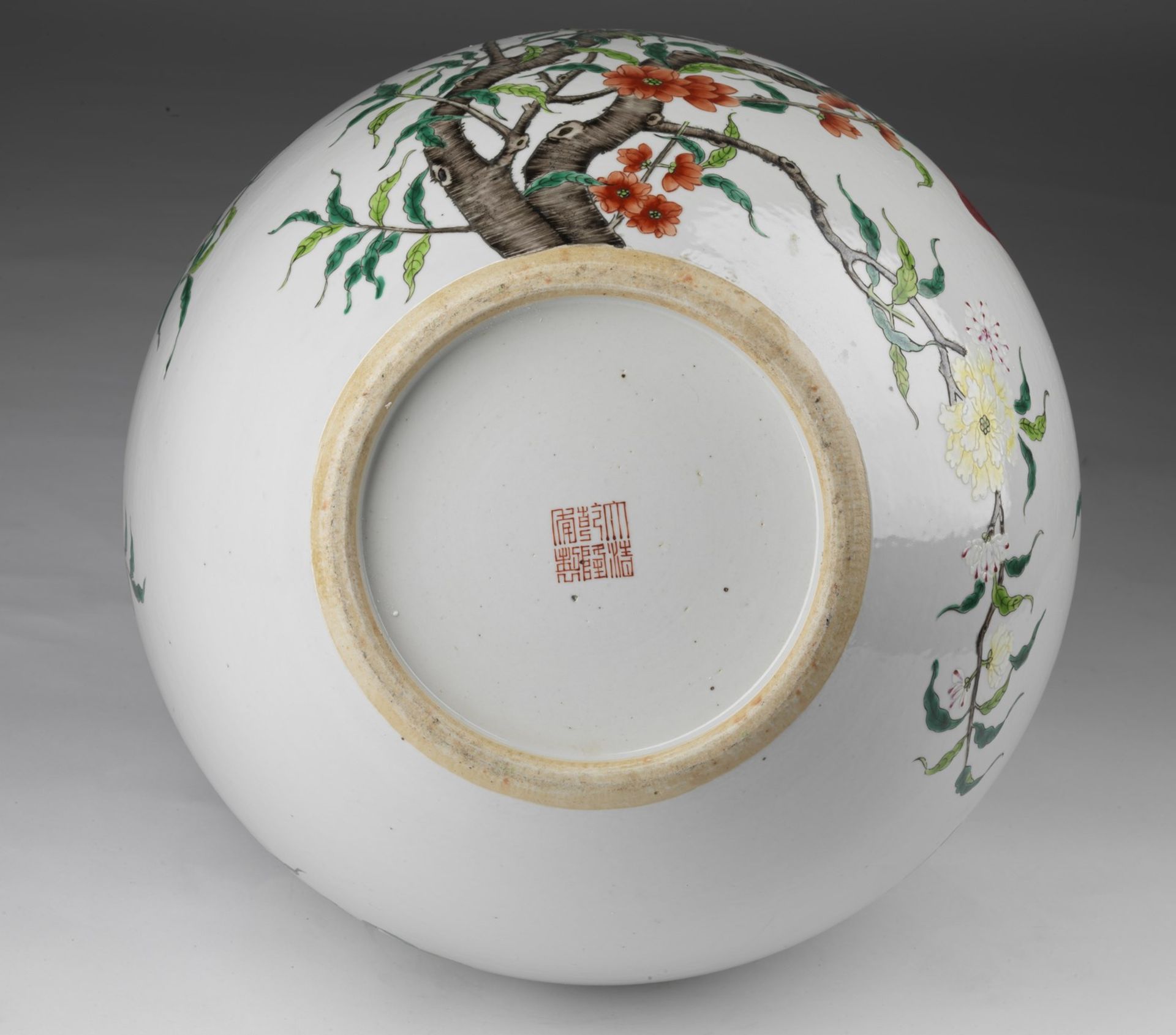 Arte Cinese A monumental tianqiuping vase in white porcelain decorated with peaches and flowers and - Bild 4 aus 4