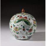 Arte Cinese A Canton famille rose porcelain potiche and cover decorated with butterflies among flow