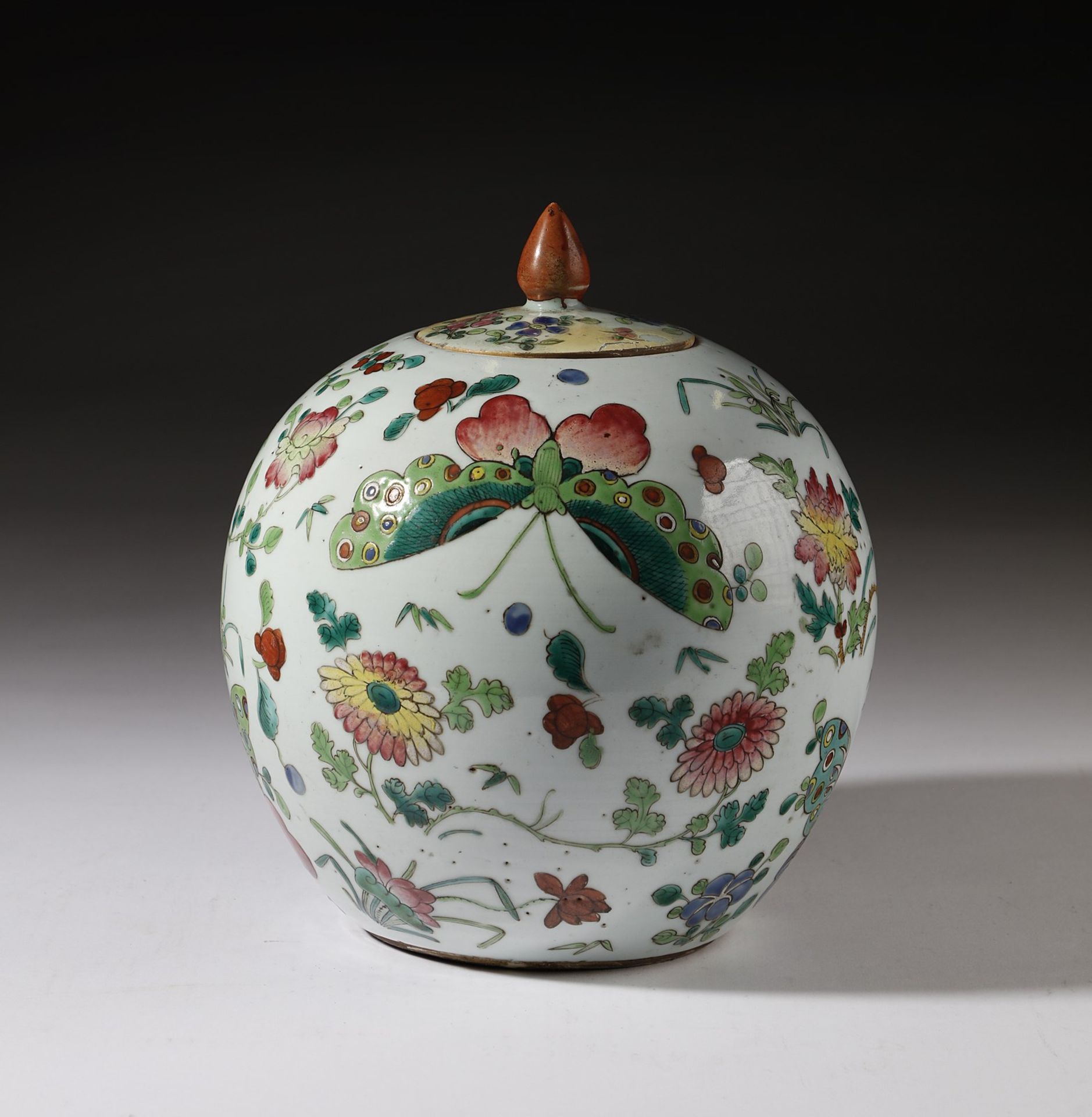 Arte Cinese A Canton famille rose porcelain potiche and cover decorated with butterflies among flow