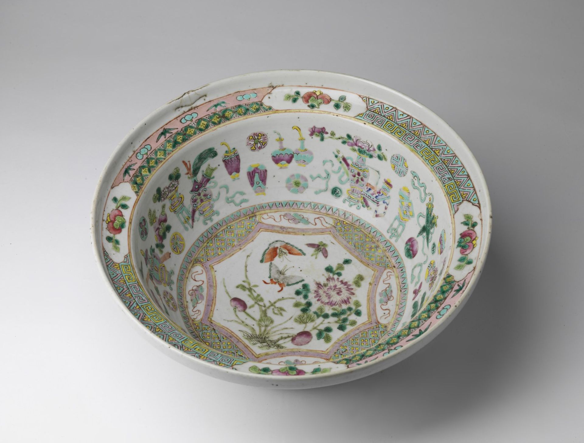 Arte Cinese A Canton porcelain basinChina, Qing dynasty, 19th century. - Bild 2 aus 3