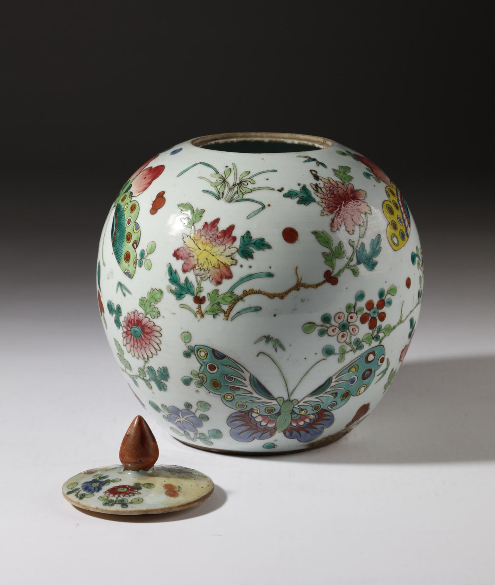 Arte Cinese A Canton famille rose porcelain potiche and cover decorated with butterflies among flow - Bild 3 aus 3