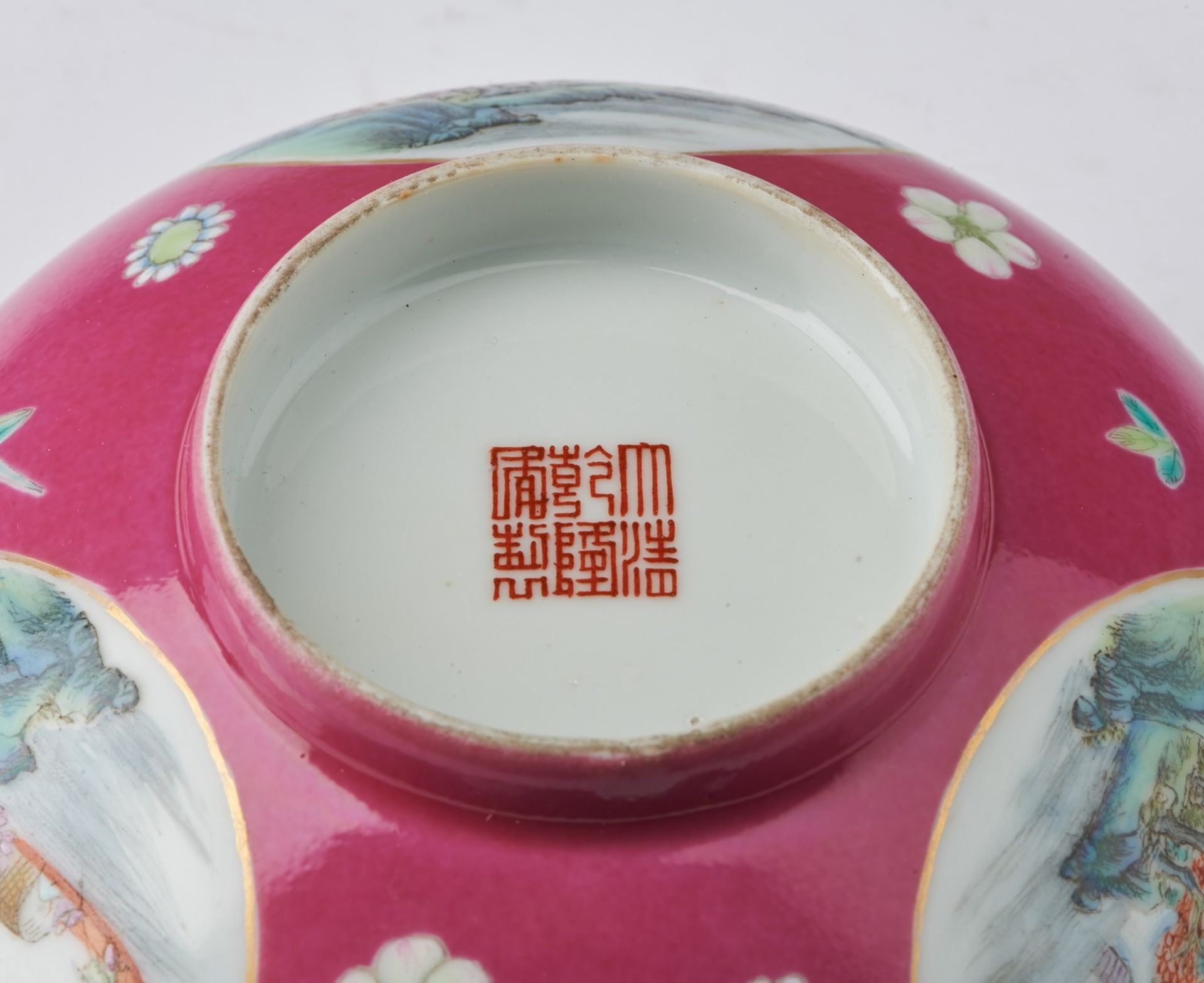 Arte Cinese A famille rose porcelain bowl painted with landscapes and bearing a Qianlong red mark a - Bild 5 aus 5