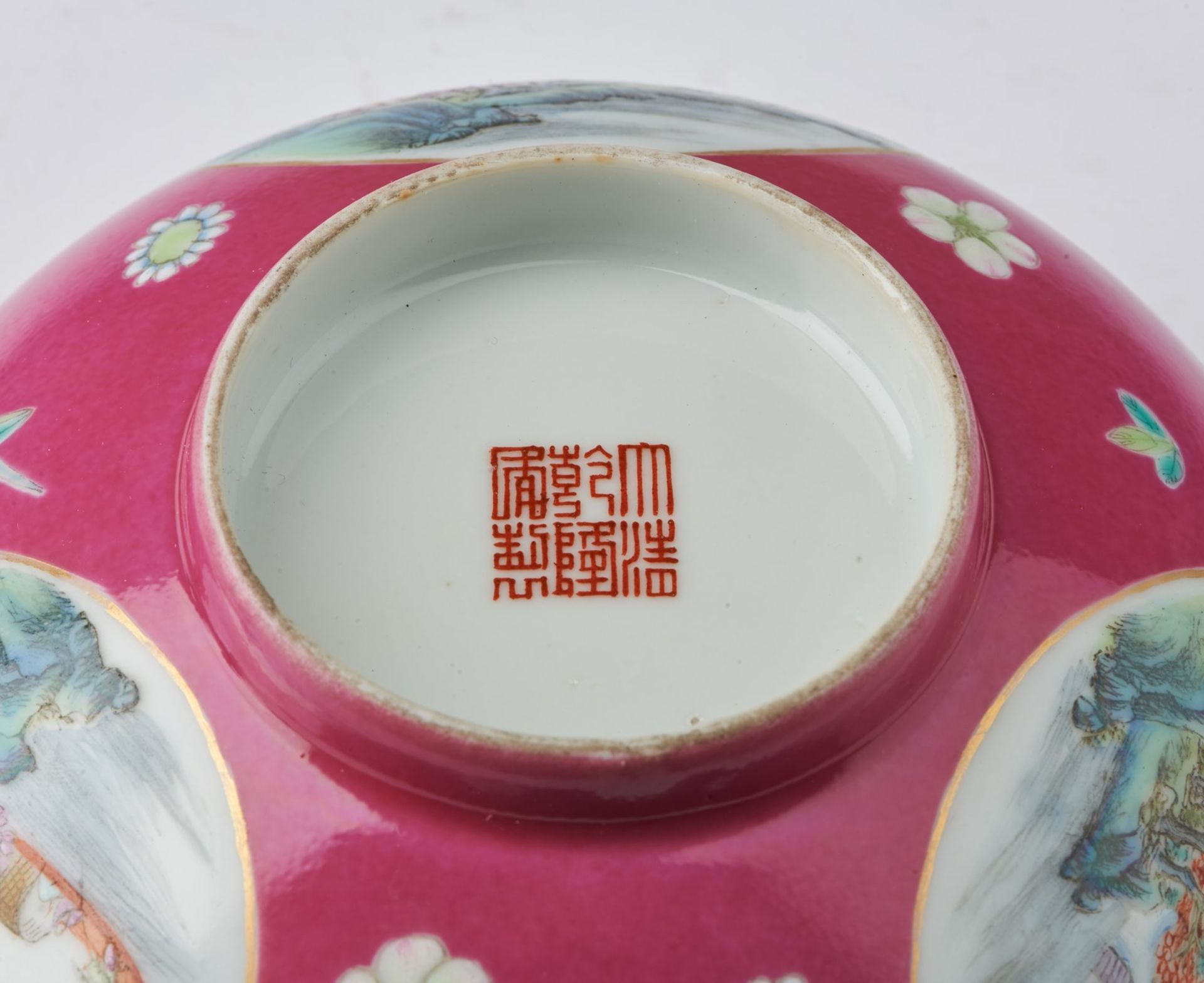 Arte Cinese A famille rose porcelain bowl painted with landscapes and bearing a Qianlong red mark a - Image 5 of 5