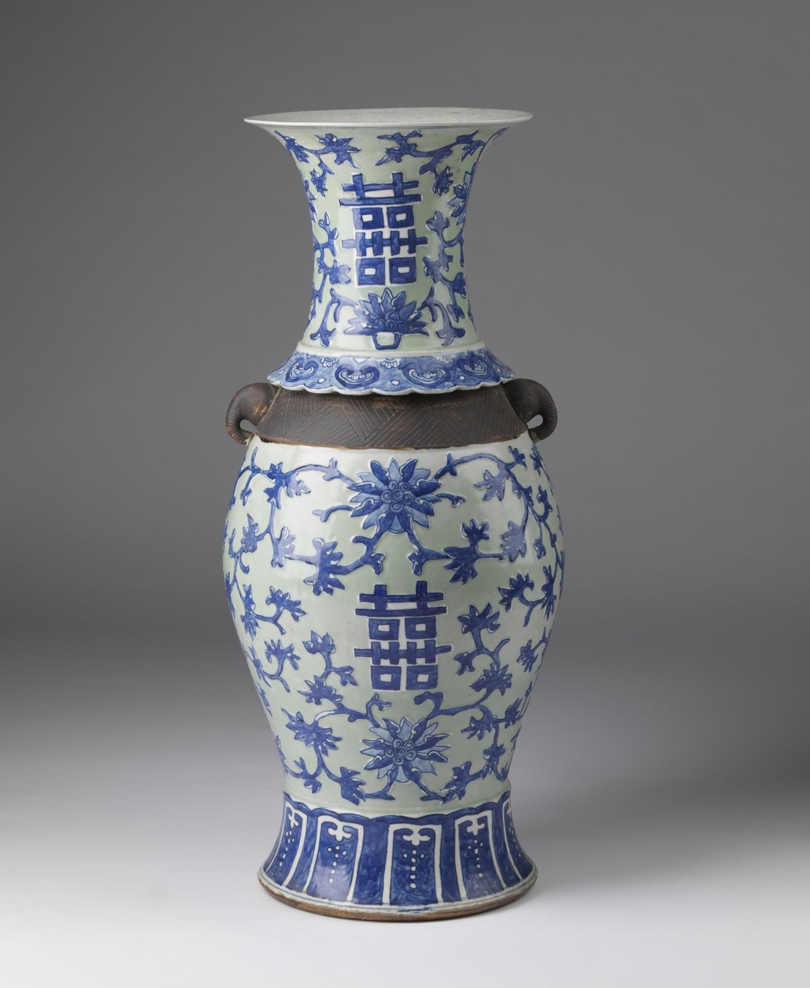 Arte Cinese Large “phoenix tail” vase (fengweizun)China, Qing dynasty, 19th century. - Bild 2 aus 3