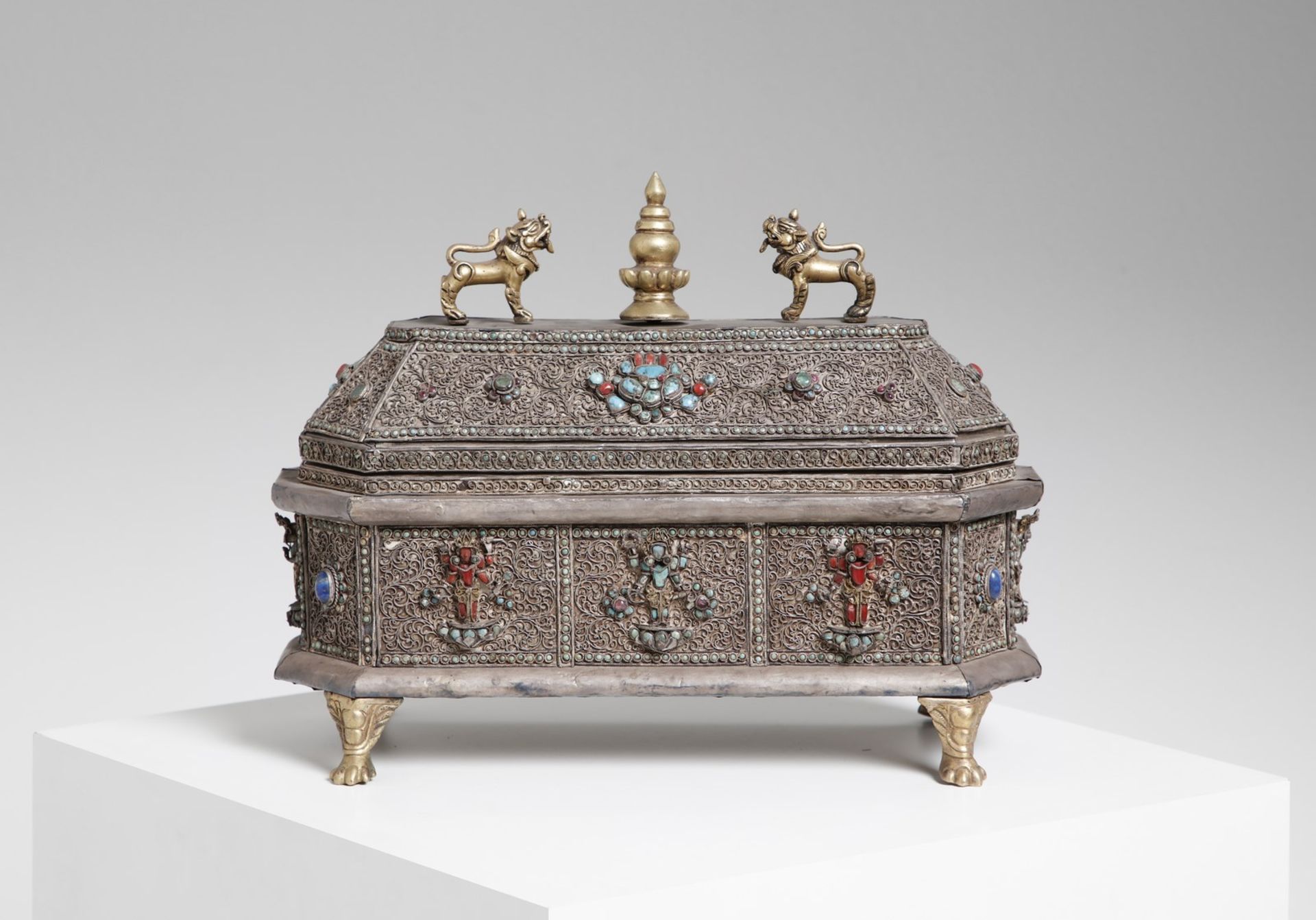 Arte Himalayana A silver box encrusted with hard stones Nepal, early 20th century . - Image 2 of 7