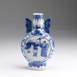 Arte Cinese A blue and white porcelain flask painted with players China, 19th century .