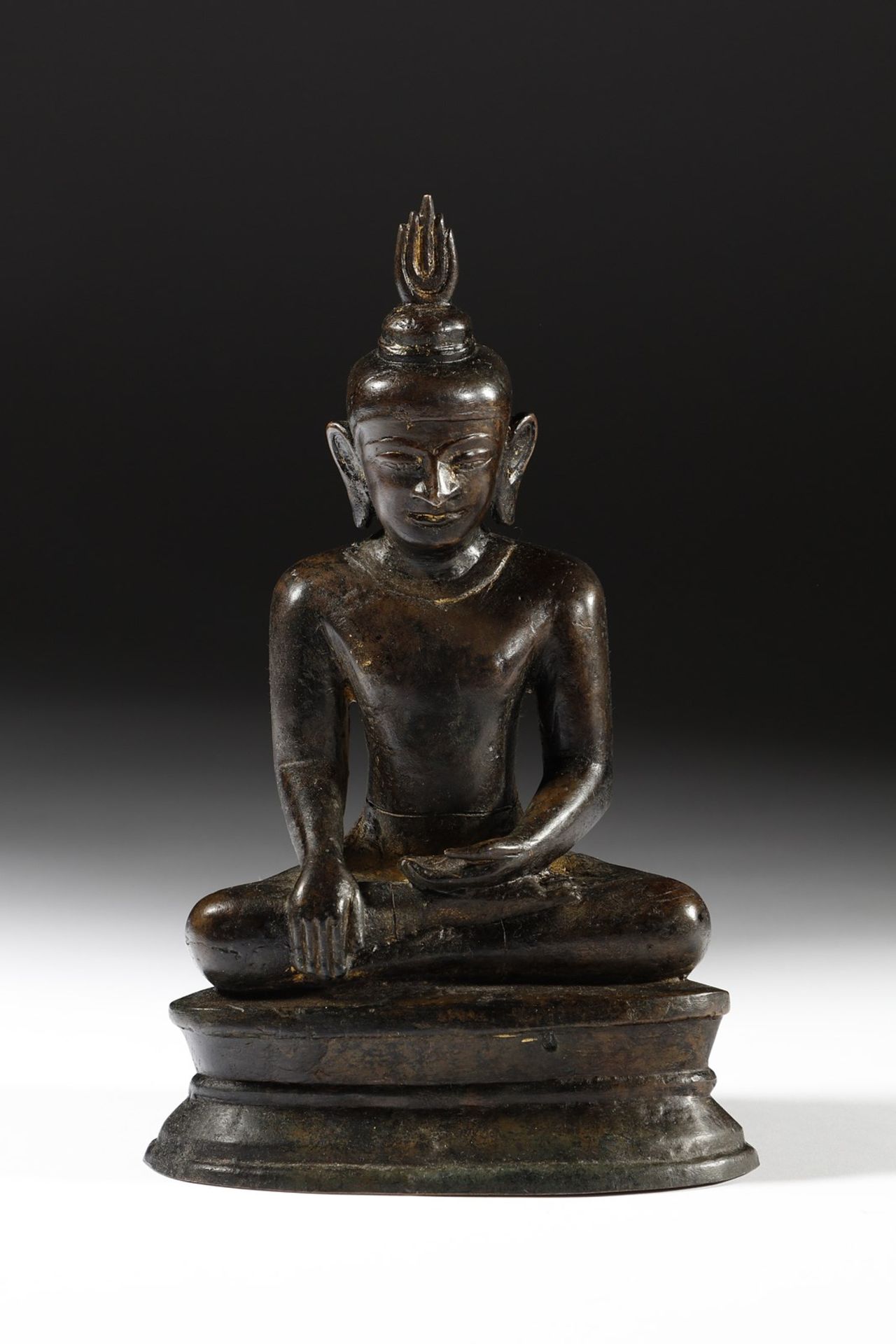 Arte Sud-Est Asiatico A bronze figure of Buddha Burma, 15th-16th century .