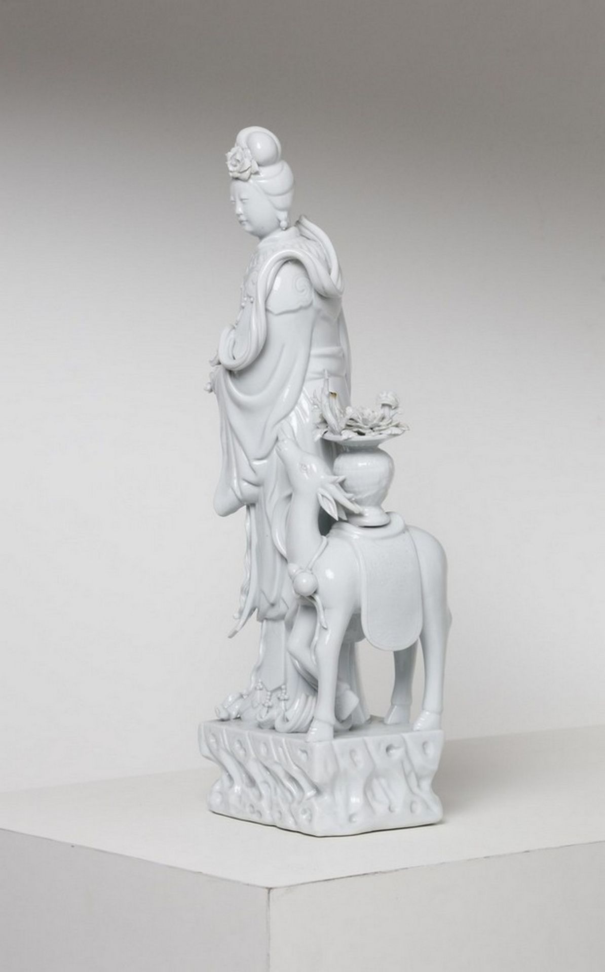 Arte Cinese A Blanc de Chine porcelain figure of standing Guanyin flanked by a deerChina, 19th cent - Image 2 of 7