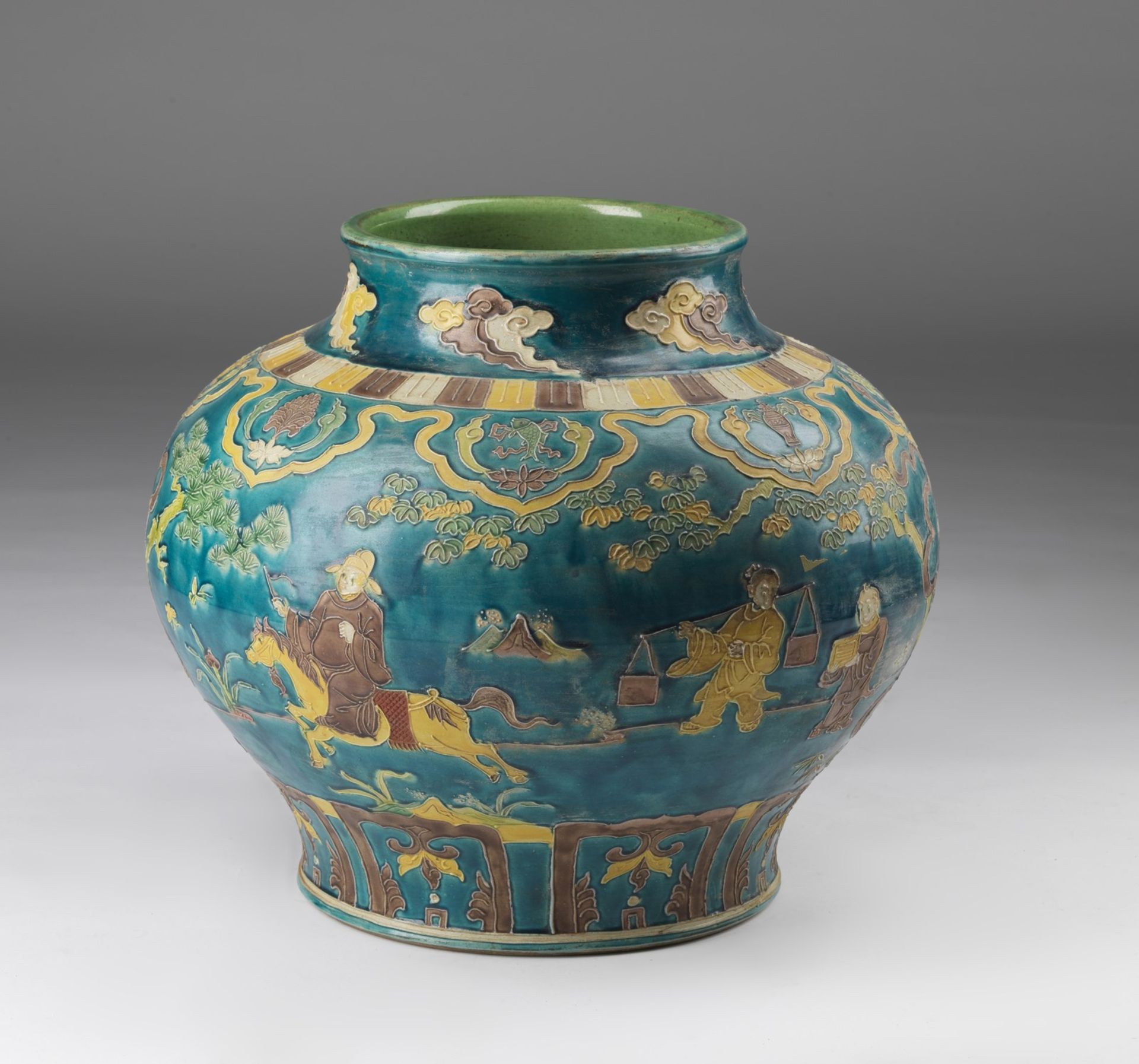 Arte Cinese A large fahua turquoise ground jarChina, Qing dynasty, 19th century or earlier. - Image 3 of 4