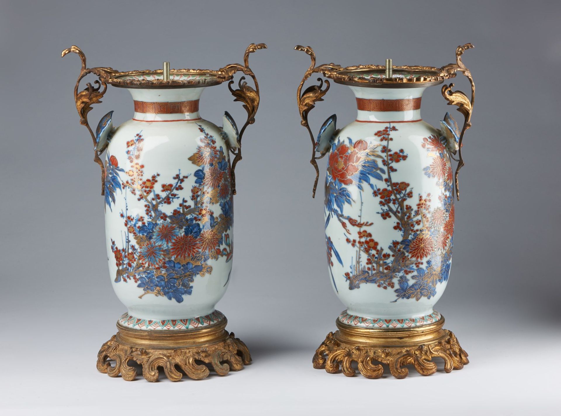 ARTE GIAPPONESE A pair of Imari pocelain vases with European bronze mount Japan, 18th-19th century - Bild 3 aus 4
