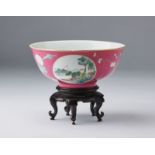 Arte Cinese A famille rose porcelain bowl painted with landscapes and bearing a Qianlong red mark a