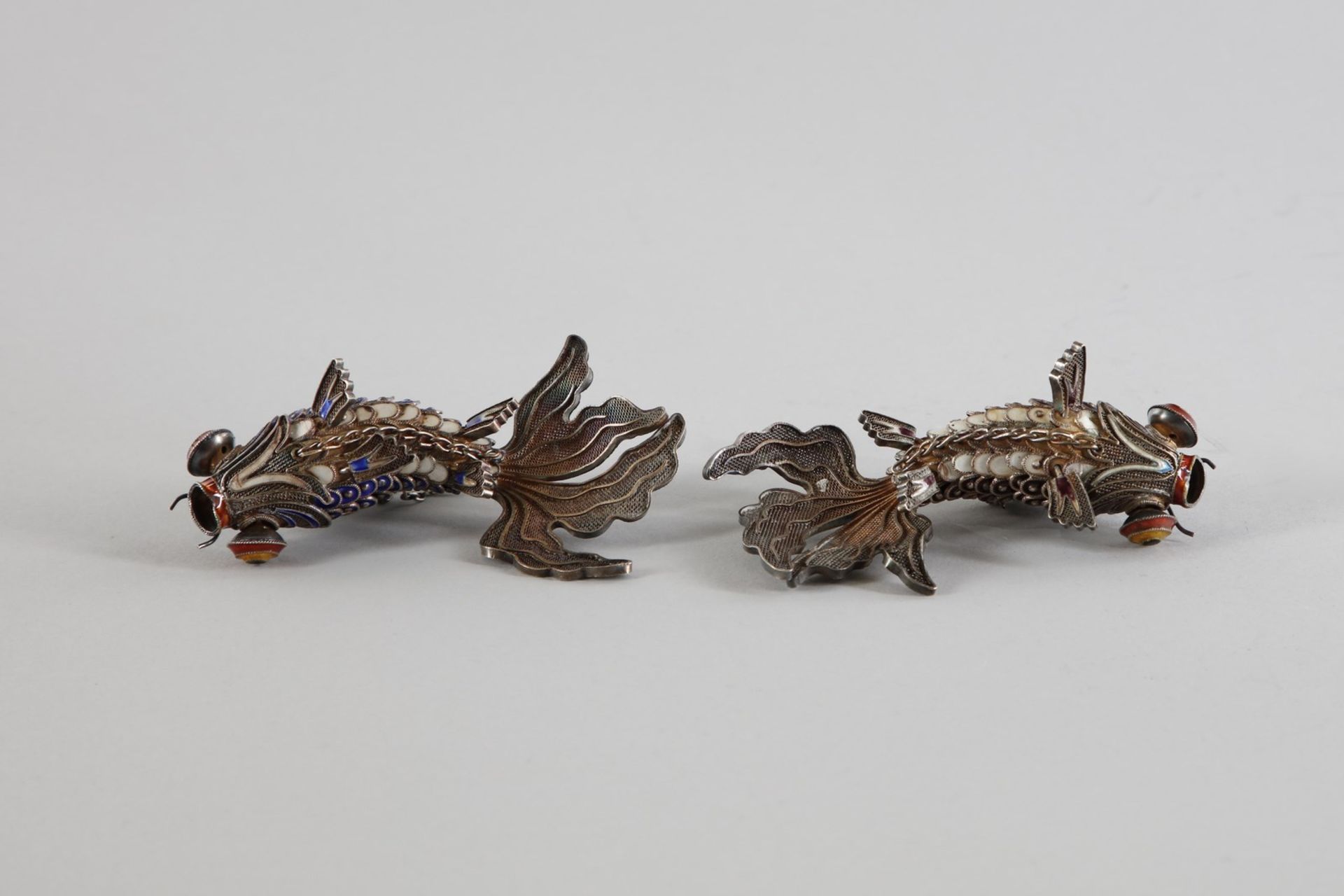 Arte Cinese A pair of silver enameled fishes China, early 20th century . - Image 2 of 2