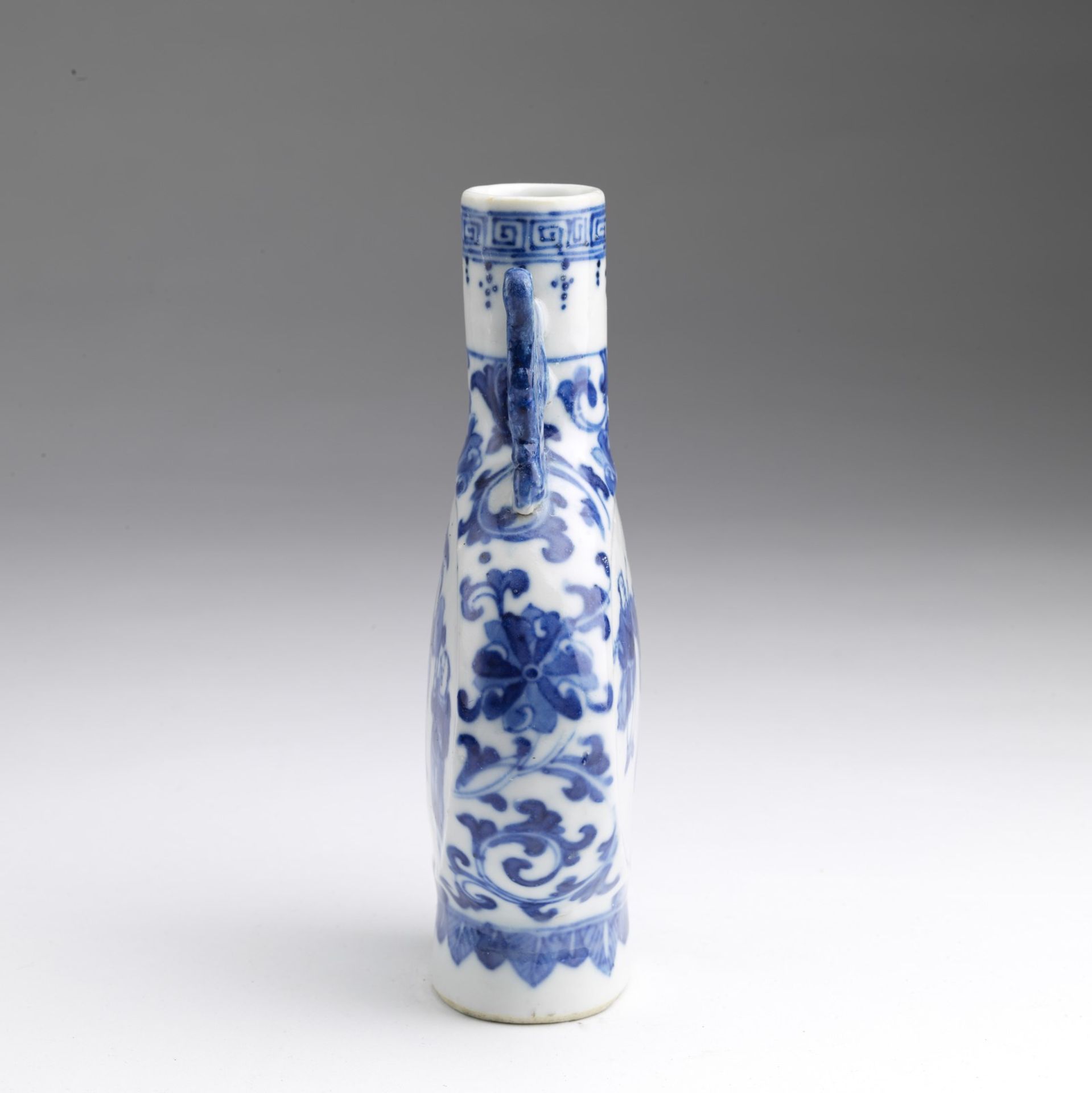 Arte Cinese A blue and white porcelain flask painted with players China, 19th century . - Image 3 of 4